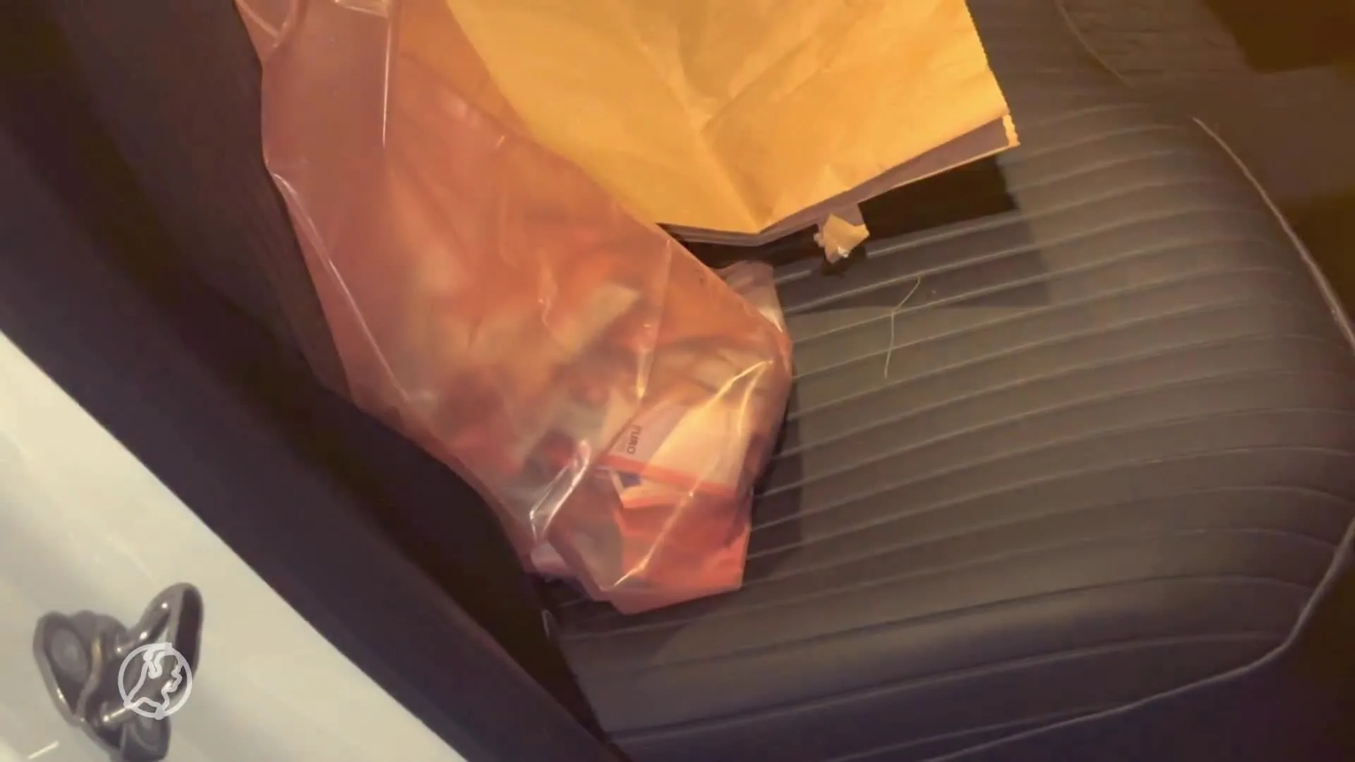 Geld letterlijk voor het oprapen na botsing tussen twee auto's op A44 bij Oegstgeest