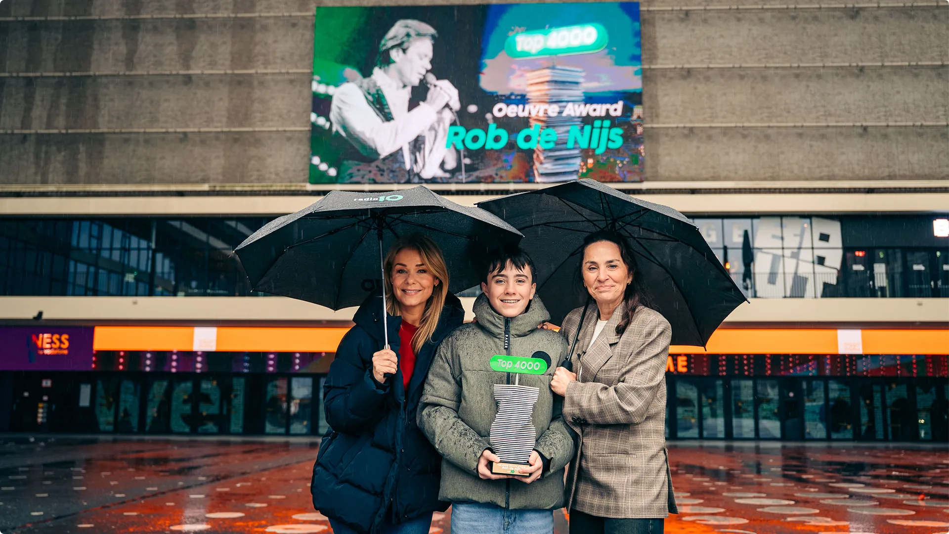 Top 4000 Oeuvre Award voor Rob de Nijs uitgereikt aan zijn vrouw Jet de Nijs en zoon Julius.