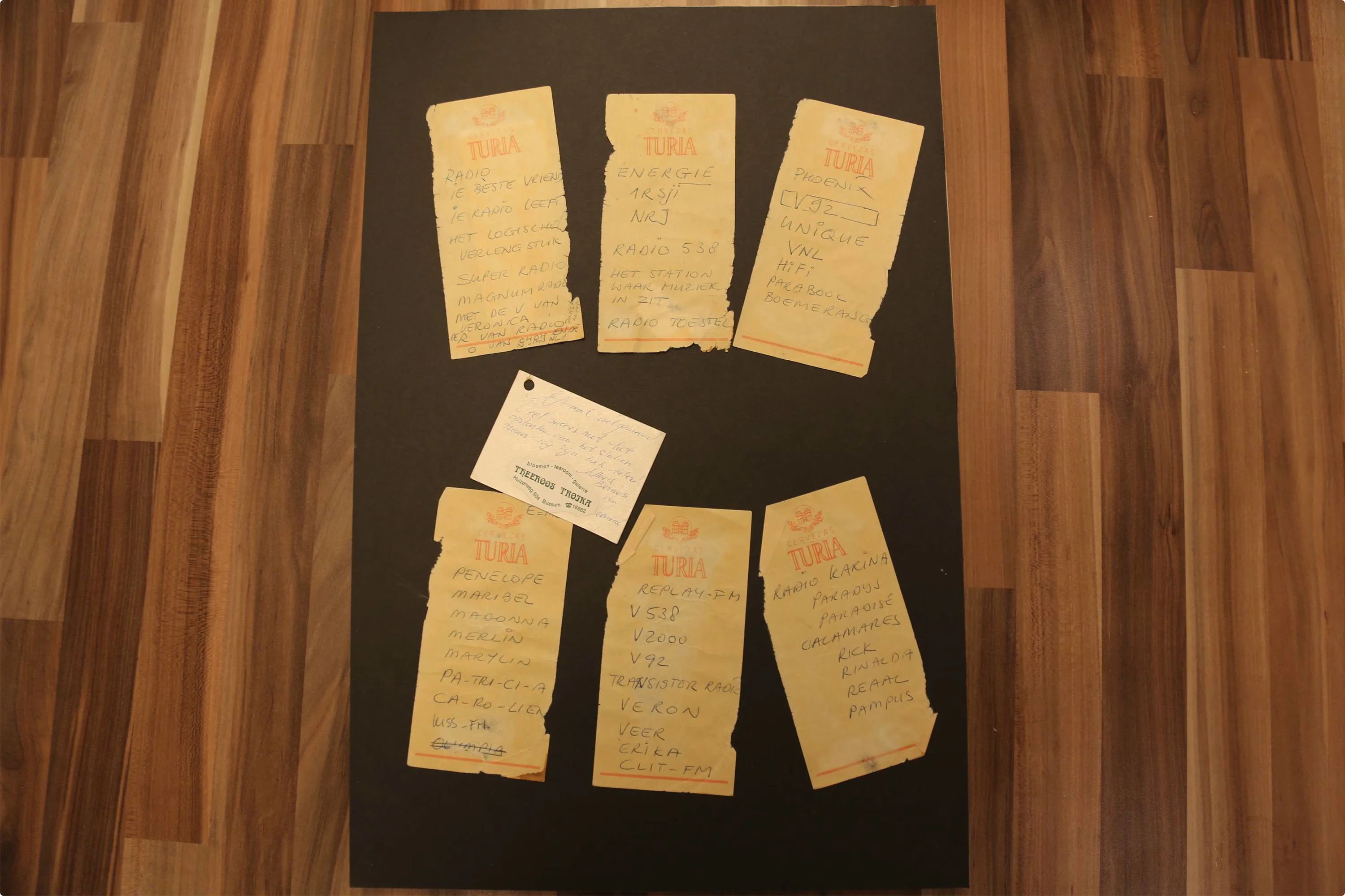 Tegenwoordig hangen de brainstormblaadjes netjes ingelijst in het pand van 538. Het had niet veel gescheeld of 538 had misschien wel Clit-FM, Radio Karina of Magnum Radio geheten!