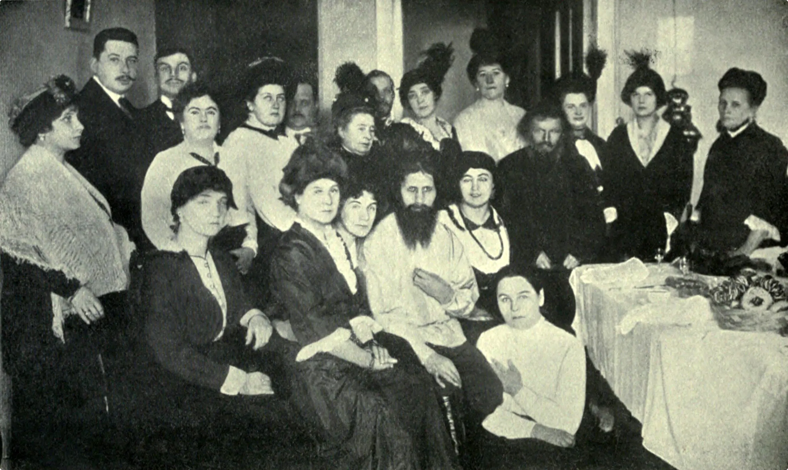 Rasputin (midden op de foto, met baard) was erg populair bij de vrouwen