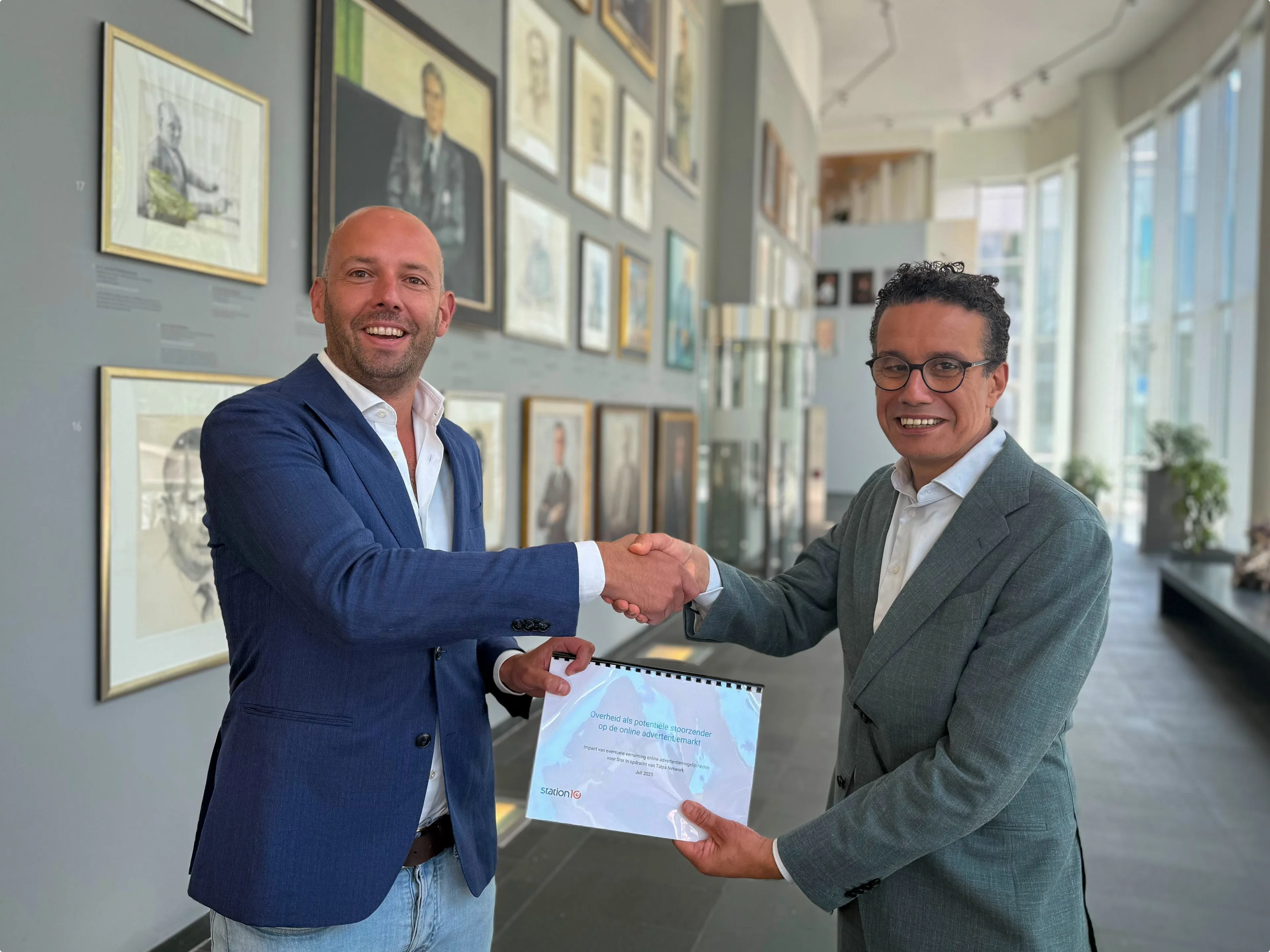 ”vlnr: Joost Brakel, CEO Talpa Network met Youssef Louakili, Directeur Media en Creatieve industrie, OCW