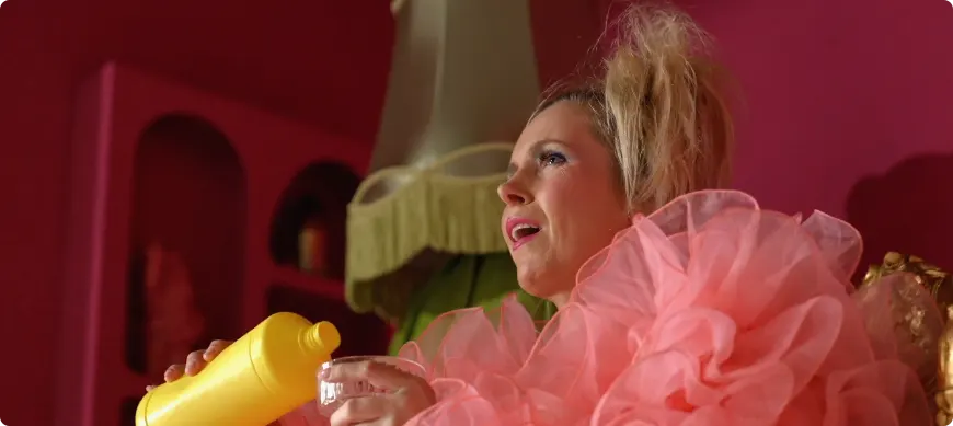 Bettina ging helemaal op in haar shoot, terwijl Kirsten een lampenkap draagt - Bron: RTL