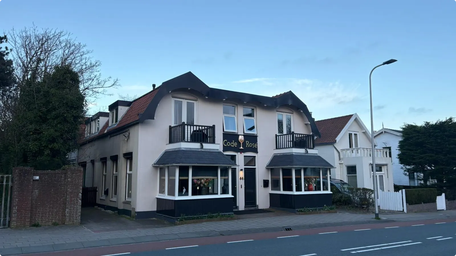 De te koop-borden zijn verdwenen bij Code Rosé - Eigen foto.