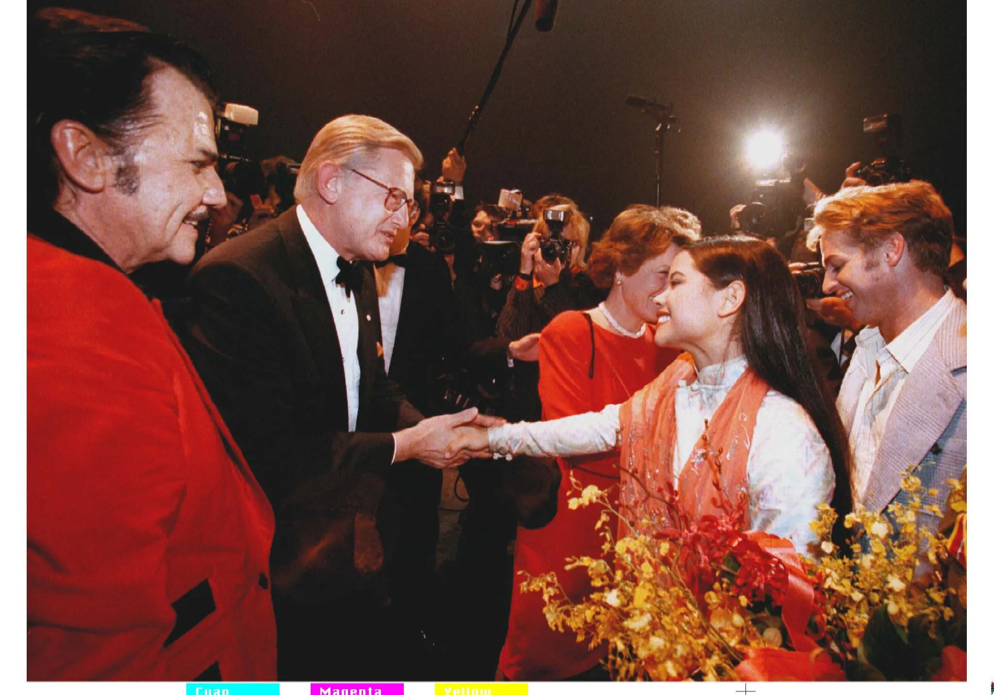 Na de première van de musical Miss Saigon in Den Haag. Te zien: Willem Nijeholt, Mr.Pieter van Vollenhoven, Prinses Margriet (gedeeltelijk zichtbaar), hoofdrolspeelster Linda Wagenmakers (Kim) en Tony Neef (Chris) - Bron: ANP