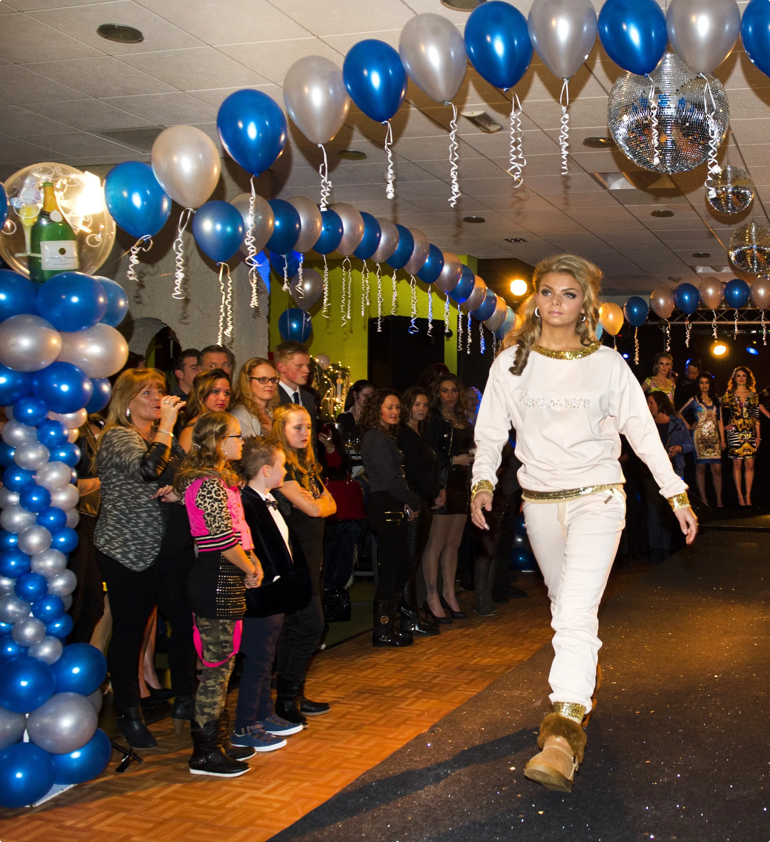  Een model showt een huispak van stylist Roy Donders. ANP