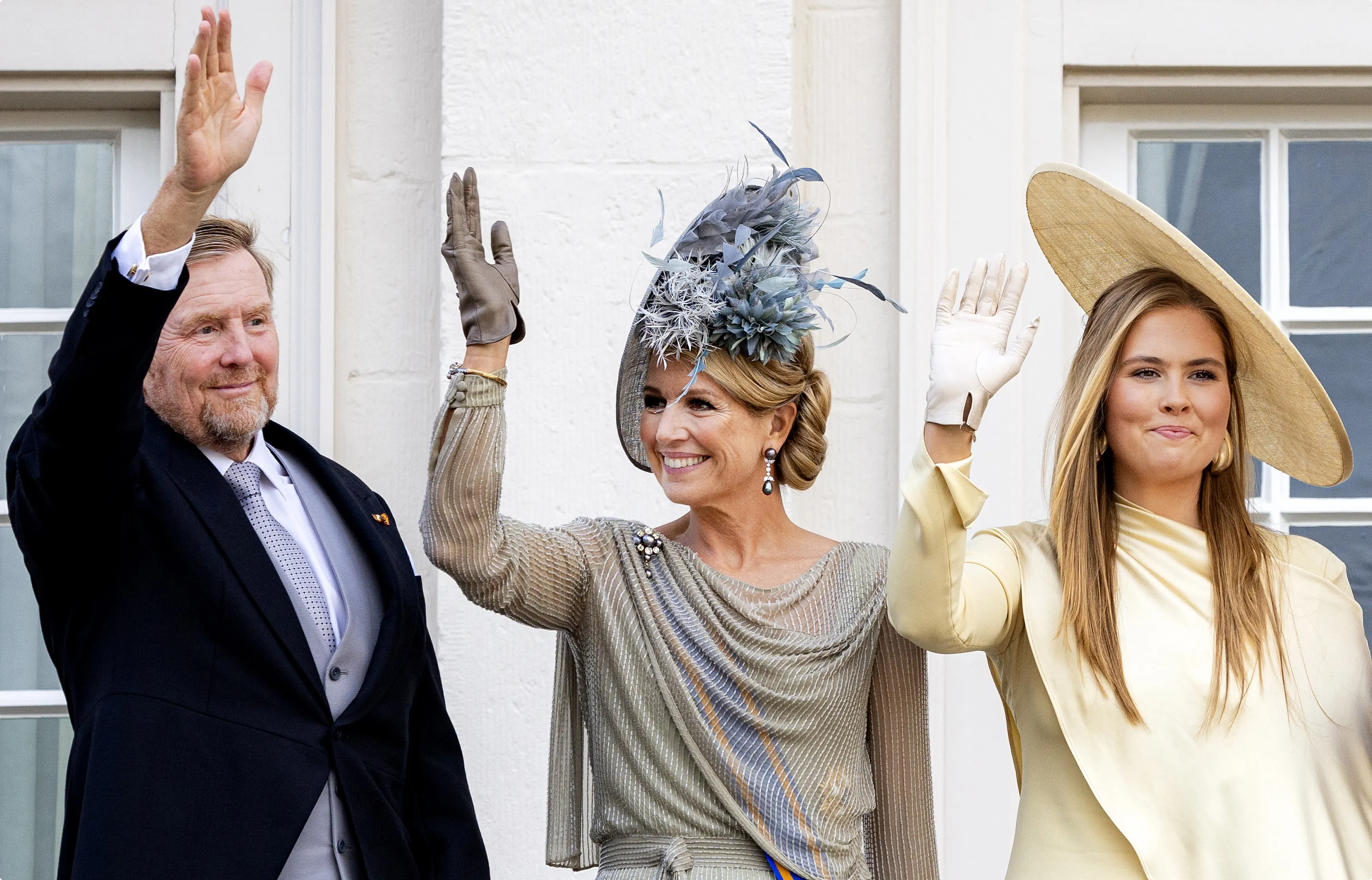 Koning Willem-Alexander, koningin Máxima en prinses Amalia vanaf het balkon van Paleis Noordeinde naar omstanders op Prinsjesdag. Bron: ANP