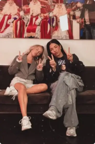 Emma Kok en April Darby - Bron: Instagram April.