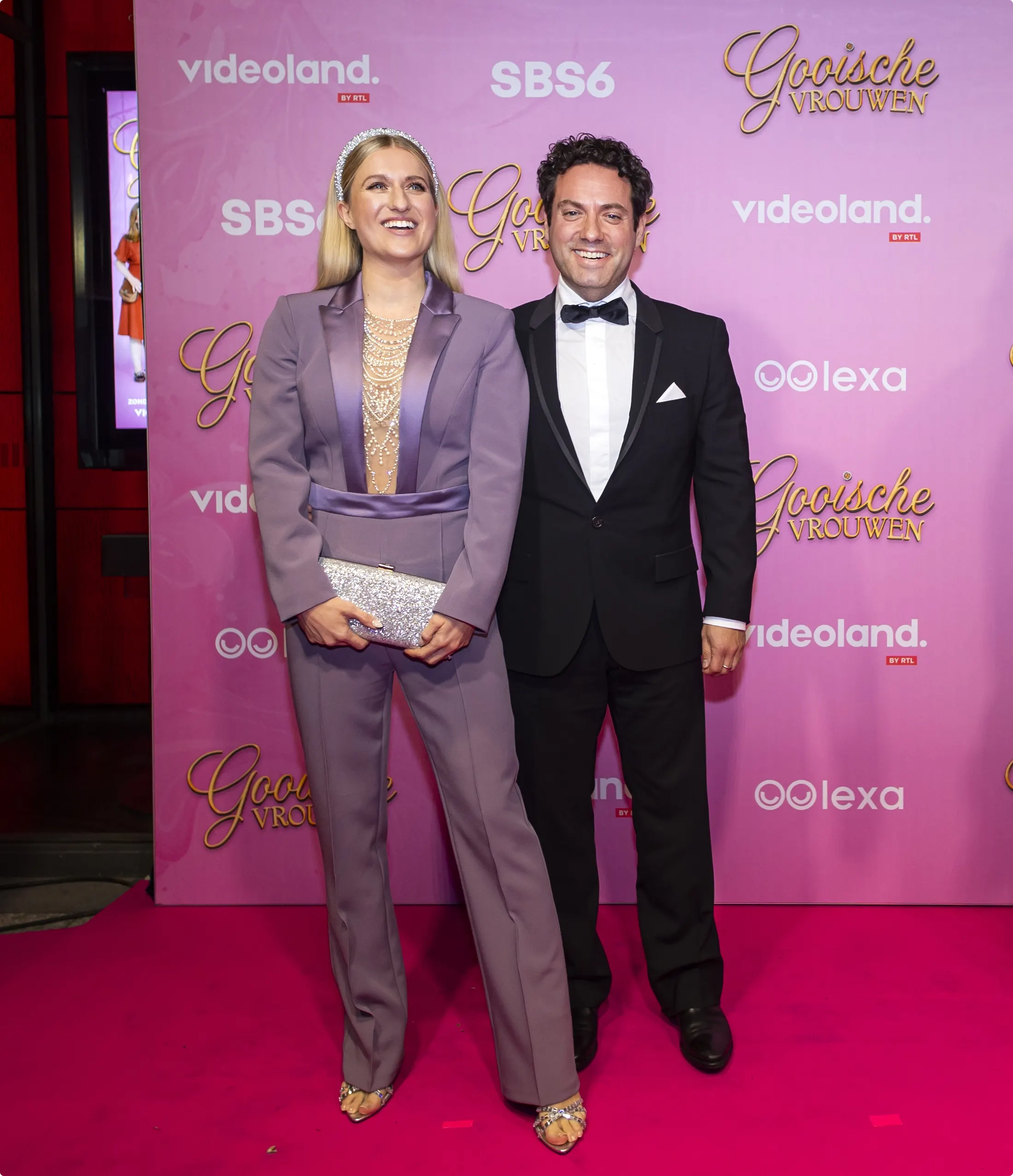Britt Dekker en haar man Max Apotowski op de rode loper tijdens de premiere van het nieuwe seizoen van Gooische Vrouwen.