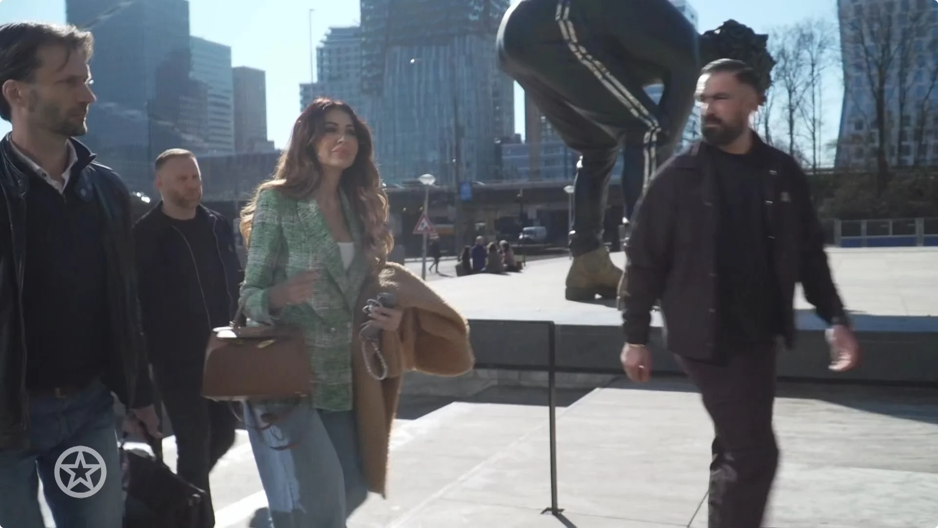 Tamara Elbaz met advocaat Sébas Diekstra en beveiliging.