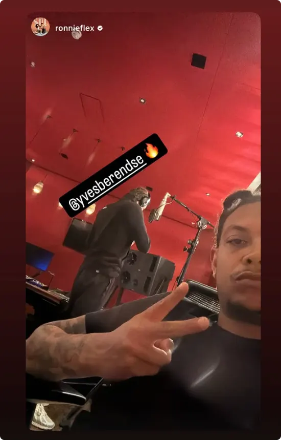 Yves Berendse en Ronnie Flex samen in de studio.