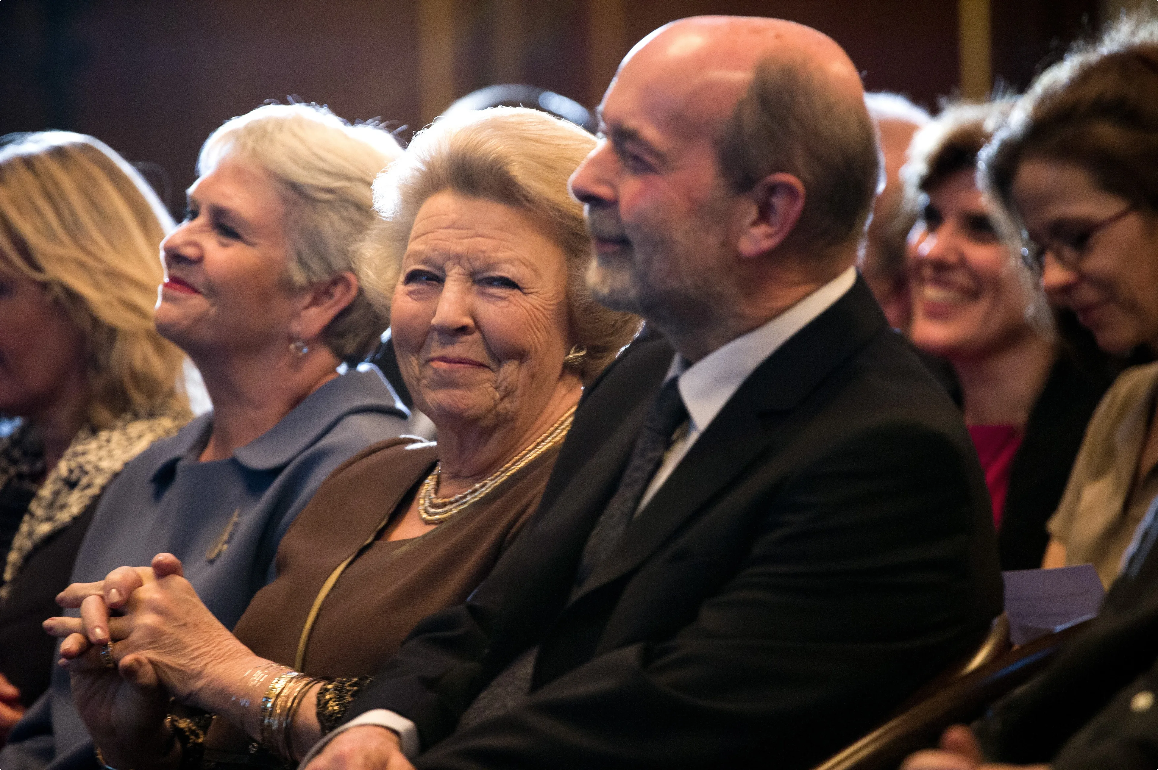 Koningin Beatrix naast Leonard Nolens tijdens de uitreiking van de Prijs der Nederlandse Letteren aan de Vlaamse dichter in het Paleis op de Dam. 
