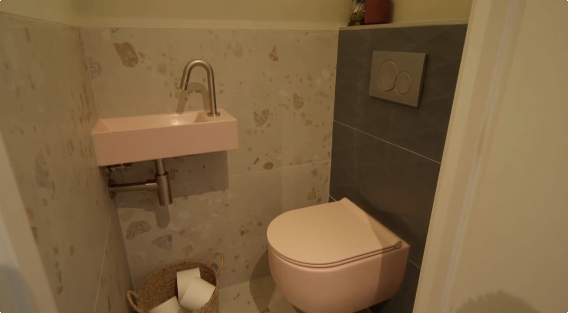 Deze wc is toch fantastisch? - Bron: RTL