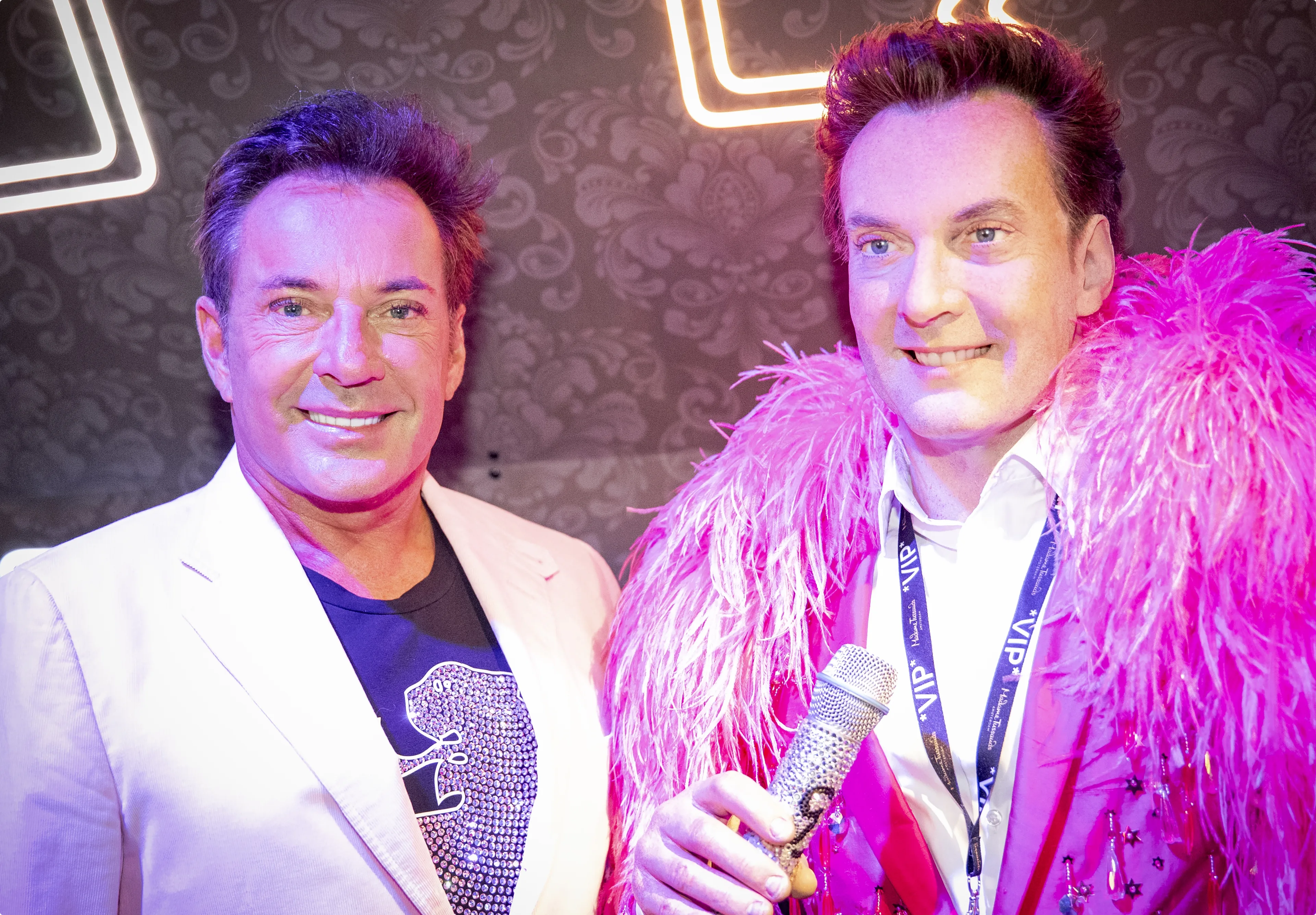 Gerard Joling poseert naast zijn wassen beeld voor de fotografen tijdens de opening van de oudhollandse kroeg De Gouden Bitterbal in Madame Tussauds. Bron: ANP