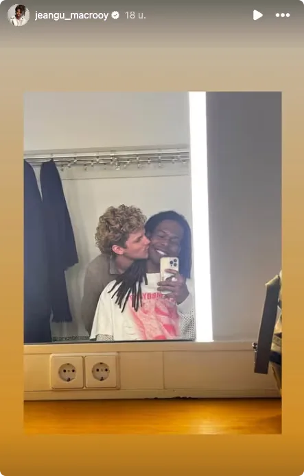 Jeangu Macrooy krijgt een zoen van Roman Brasser (Instagram Story).