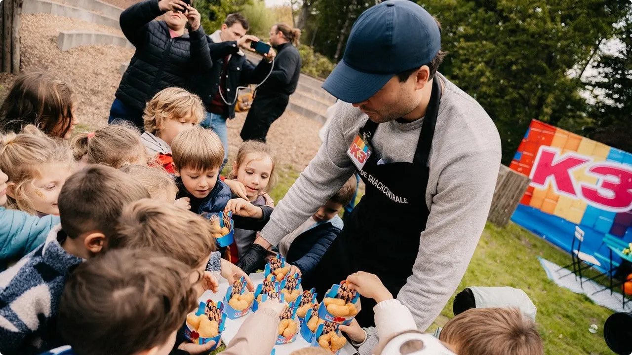 Viktor Verhulst met de nieuwe K3-snack "Kaashartjes".