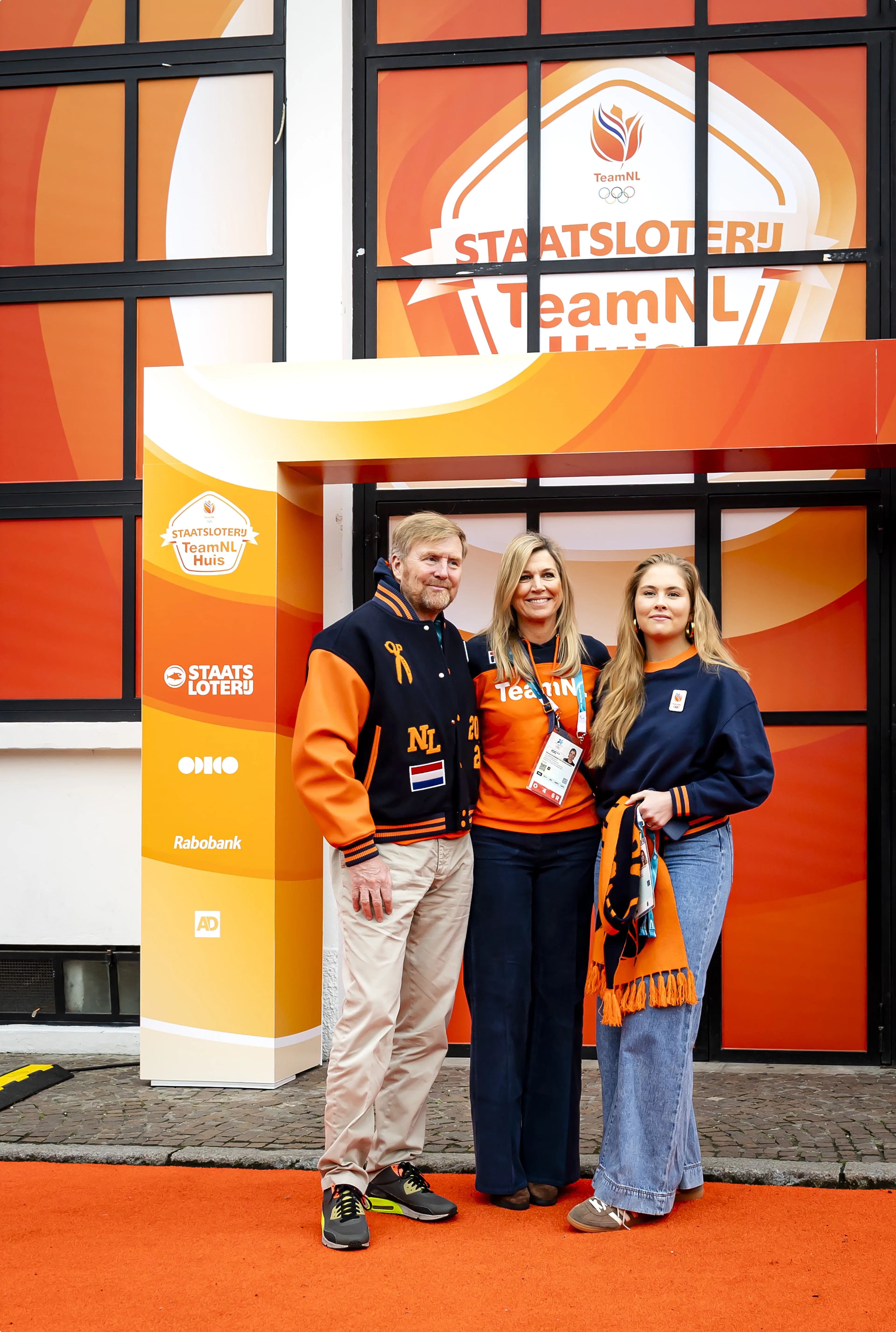 Koning Willem-Alexander, koningin Maxima en prinses Amalia brengen een bezoek aan het TeamNL Huis. In het Huis komen Nederlanders tijdens de Olympische Winterspelen samen om onder andere de successen van Nederlandse sporters te vieren