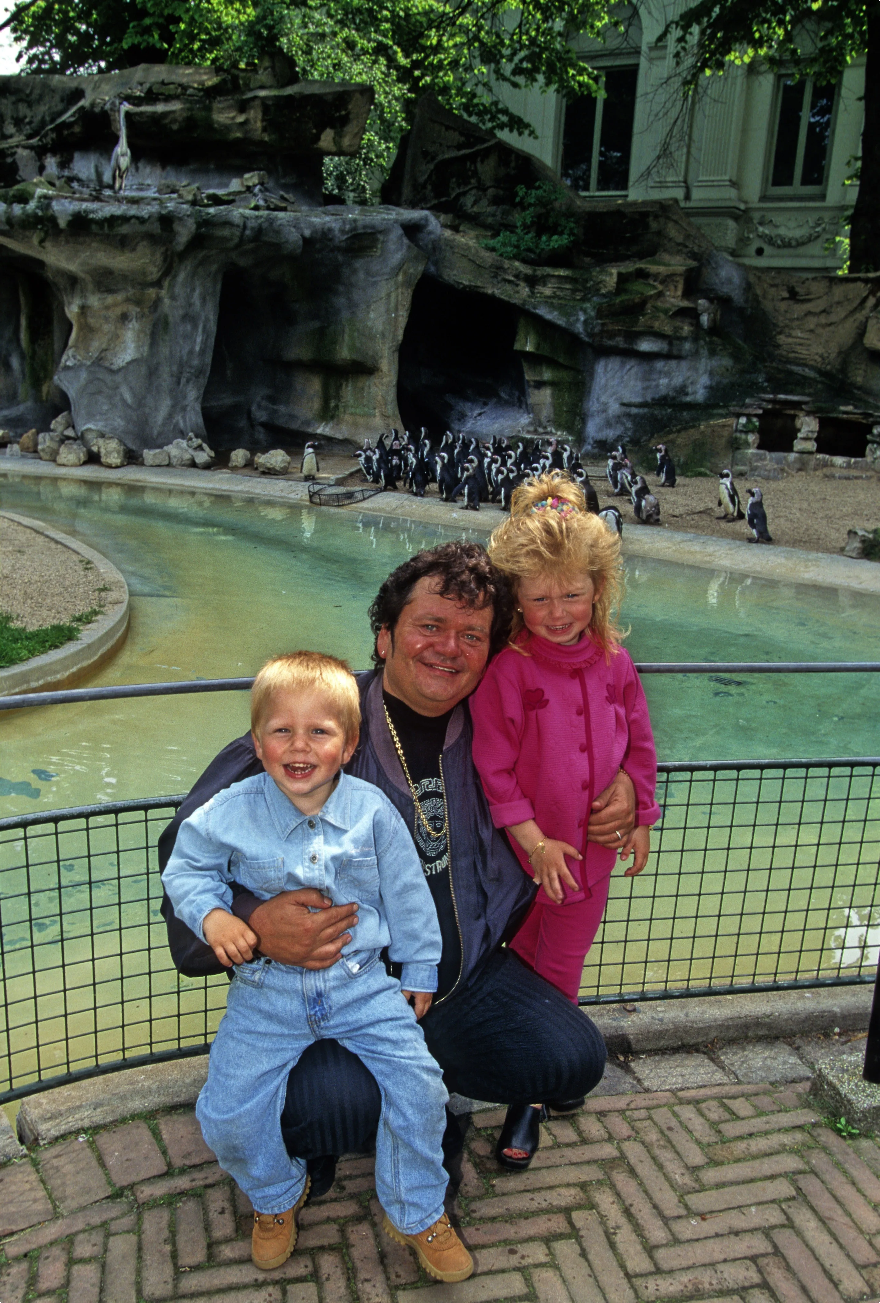 Andre Hazes met zijn Roxanne Hazes en Andre Hazes Jr. op bezoek bij Artis. Bron: Smulders.