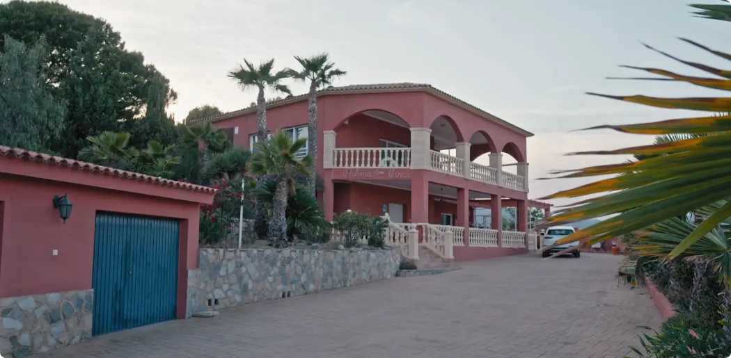 De Hanslers strijken neer in deze opvallende villa - Bron: KIJK