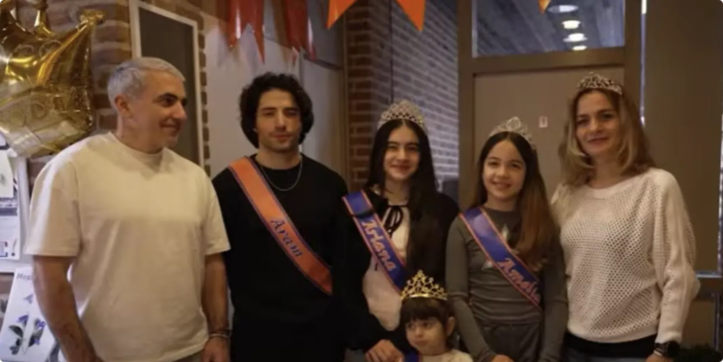 Het Oezbeekse gezin Babayants, dat sinds 21 november in een kerk in Kampen woont. Bron: BNNVARA. 