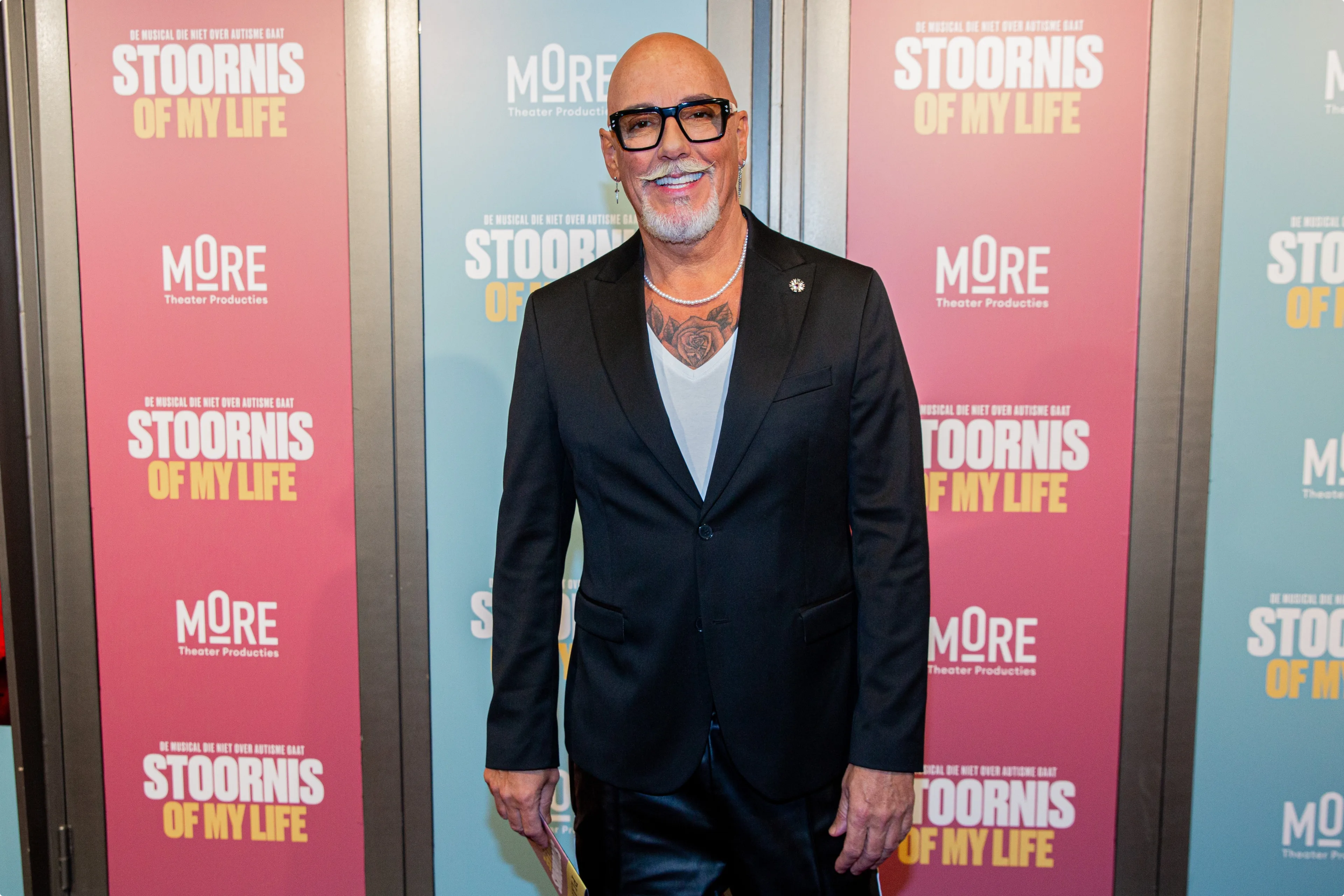Maik de Boer op de rode loper voorafgaand aan de premiere van de musical Stoornis of my Life in theater DeLaMar. Bron: ANP / Wesley de Wit.