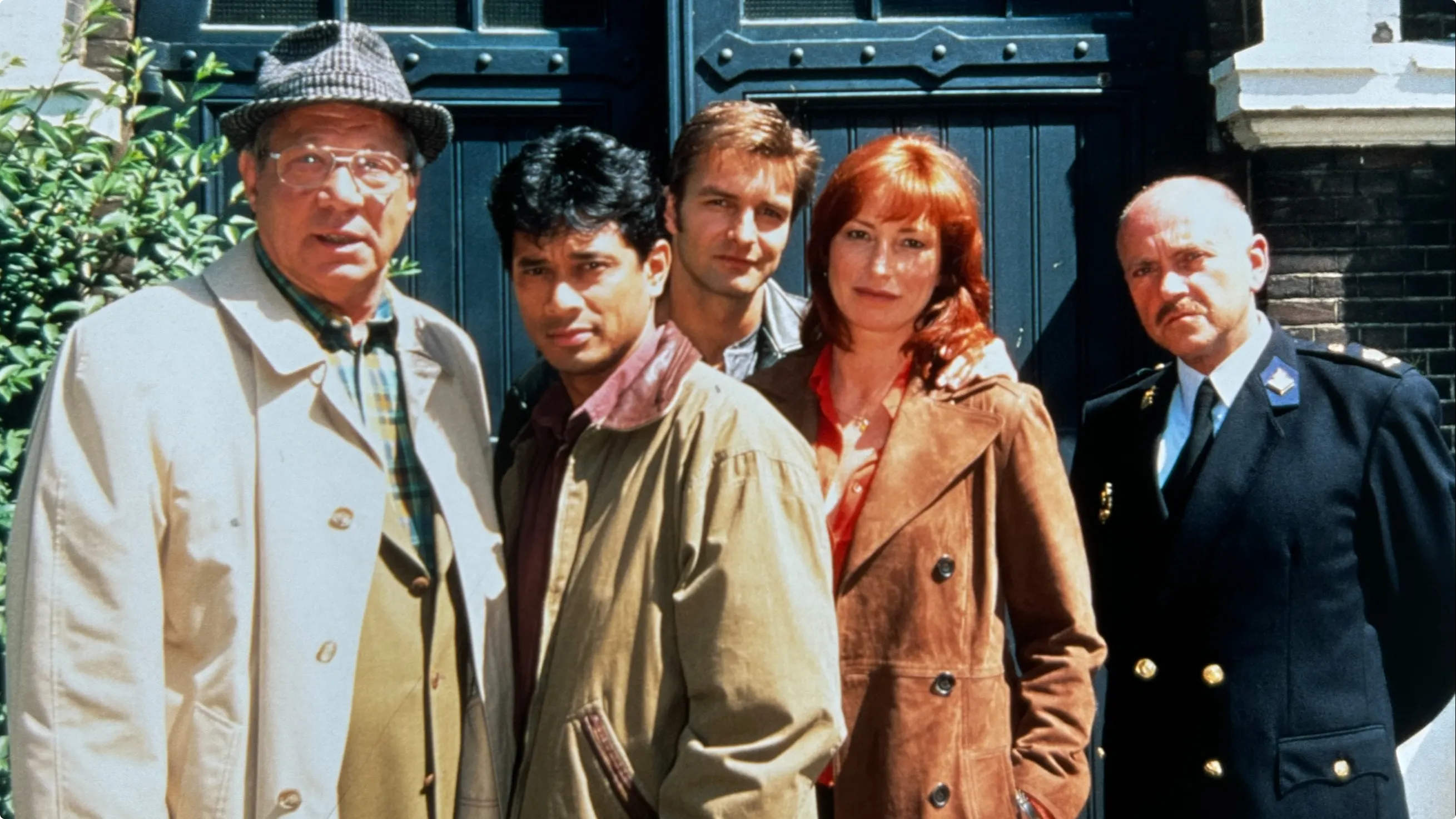 Baantjer-castleden (van links naar rechts) Piet Römer, Martin Schwab, Victor Reinier, Marian Mudder en Serge-Henri Valcke - Bron: BSR ACENCY.