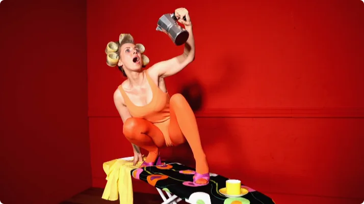 Bettina vond het maar niks op de instabiele strijkplank - Bron: RTL