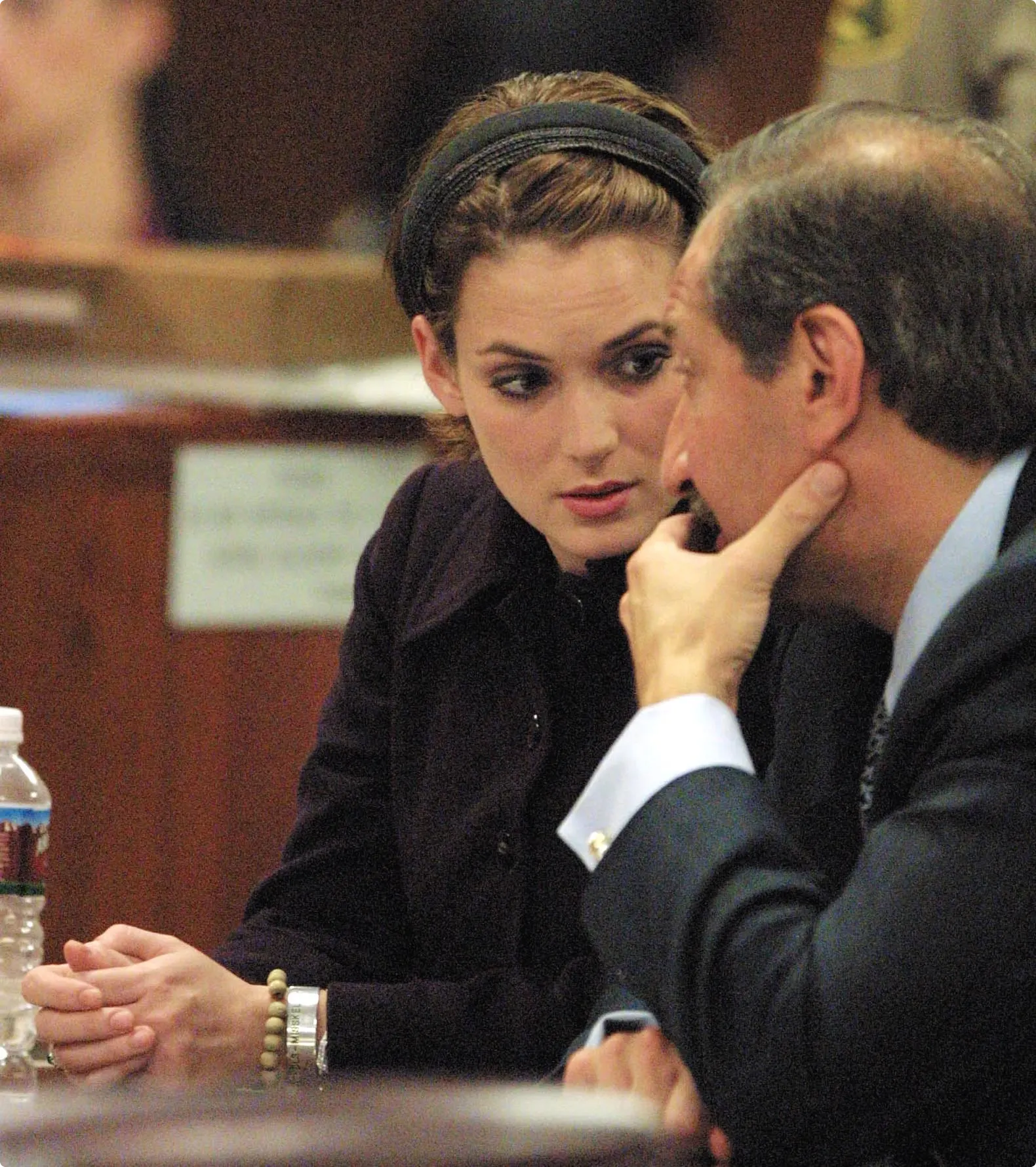 Hollywoodster Winona Ryder (links) overlegt met haar advocaat Mark Geragos (rechts) in het gerechtsgebouw van Beverly Hills na de uitspraak in haar winkeldiefstalzaak  - Bron: ANP