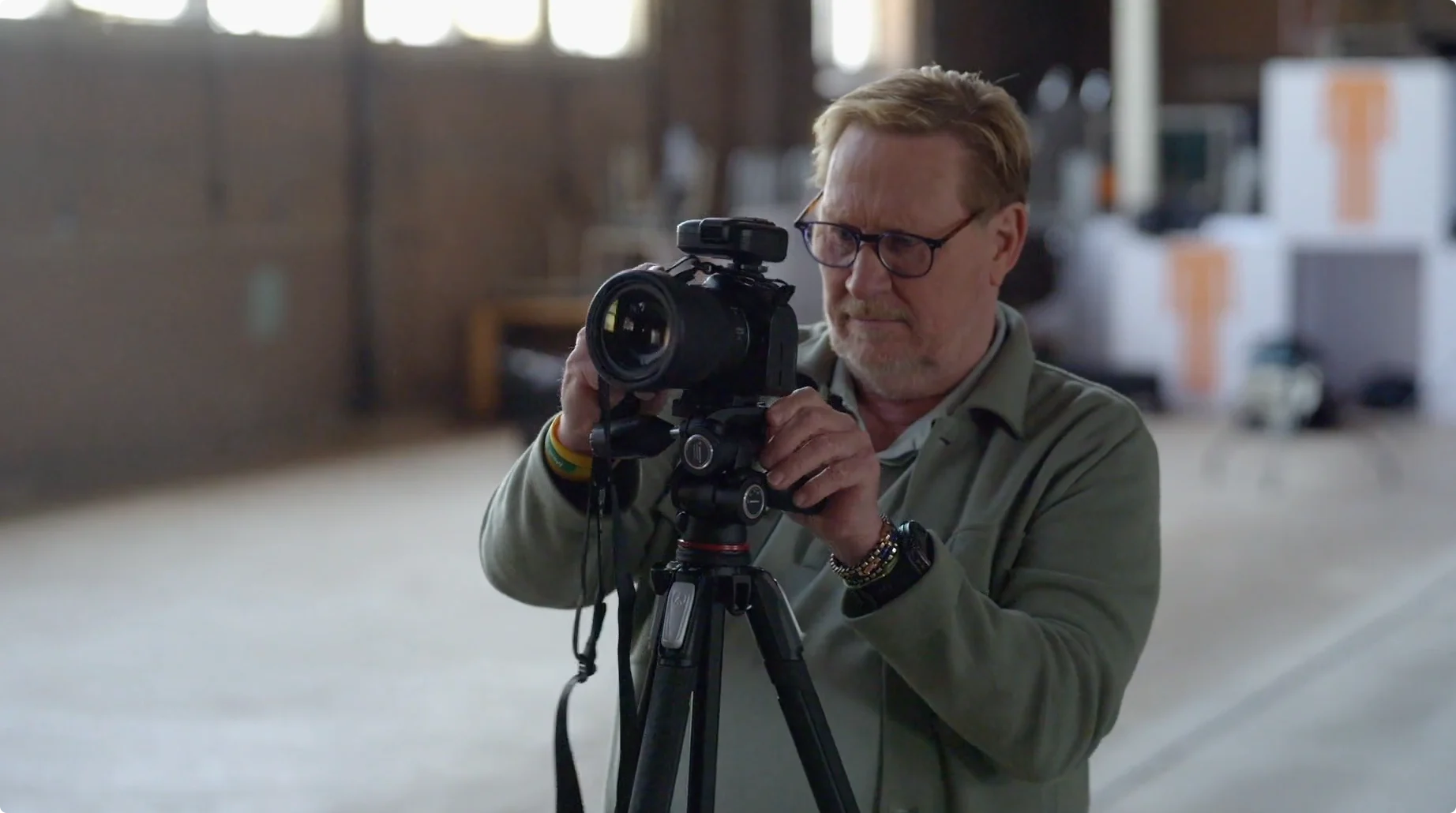 Hoe kreeg je die camera ook alweer op het statief? Bron: RTL