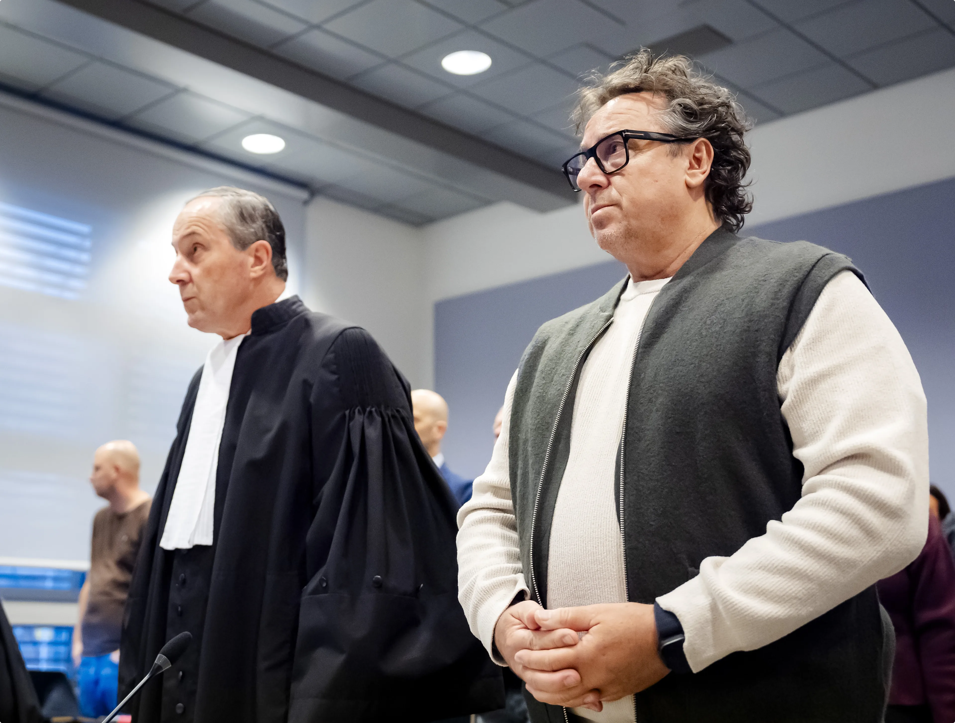 Marco Borsato met een van zijn advocaten Geert-Jan Knoops (L) in de rechtbank, op de eerste dag van de inhoudelijke behandeling van de zedenzaak tegen hem - Bron: ANP