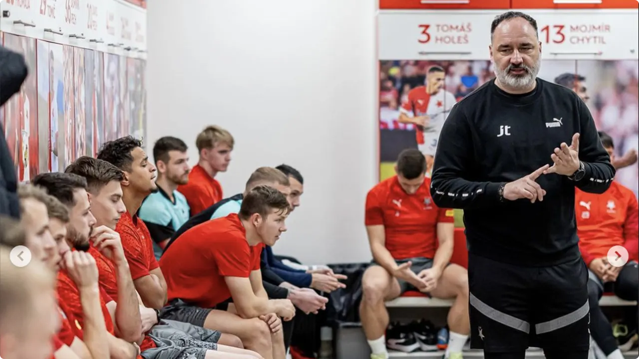Ihattaren (links) in de kleedkamer van Slavia Praag. Beeld: Instagram Slavia Praag.