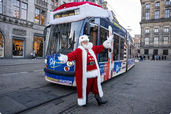 De Sky Radio kerstman en de kersttram in Amsterdam.