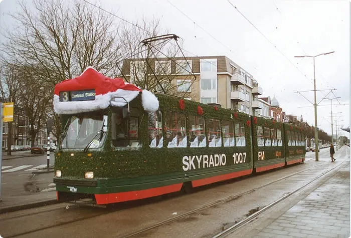 De Sky Radio kersttram rijdt sinds 1995 door Amsterdam. 