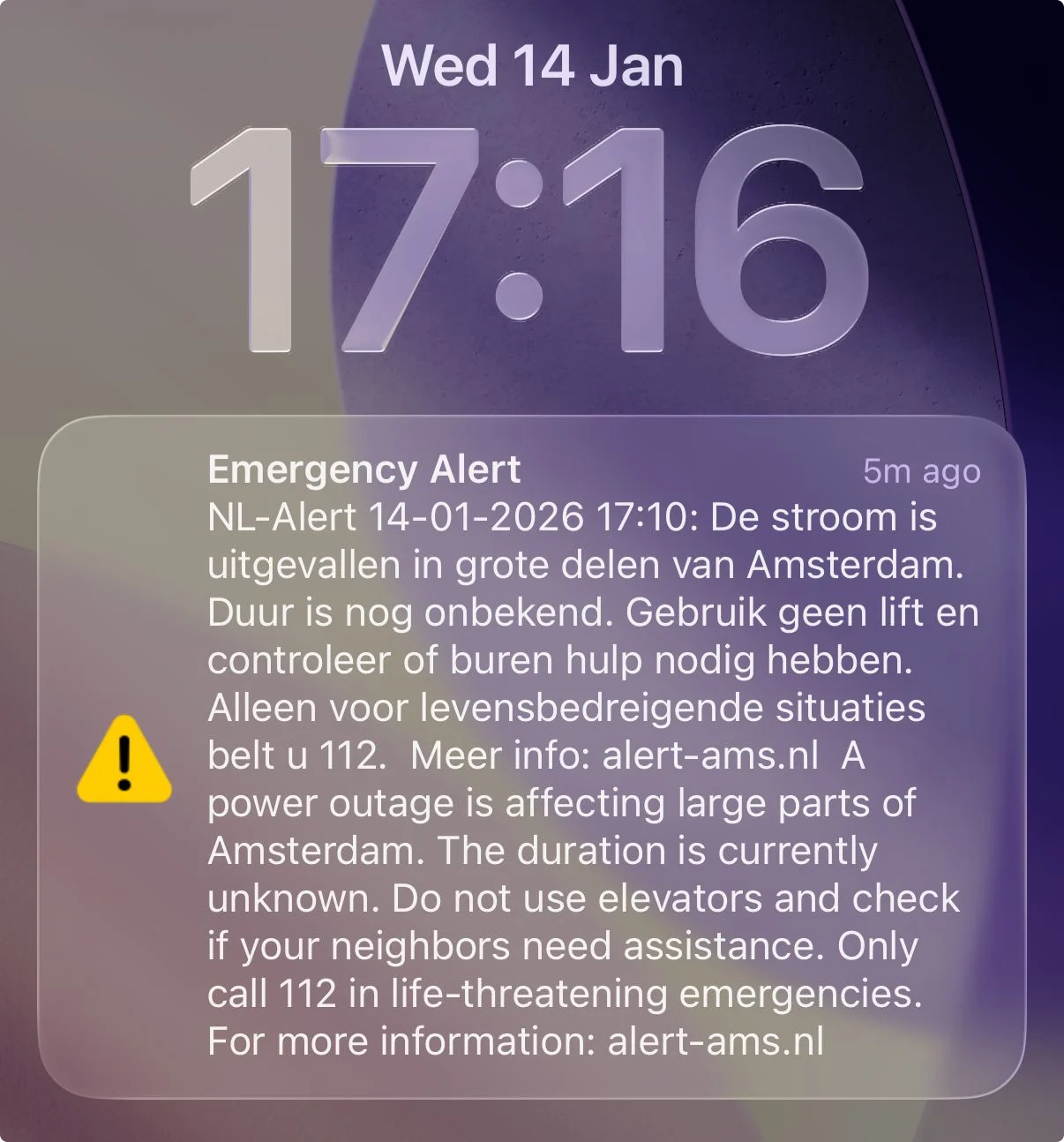Inwoners van Amsterdam krijgen een NL-Alert op hun telefoon. 