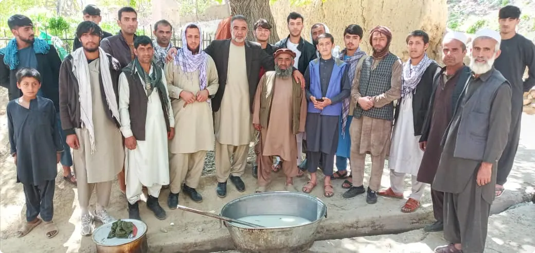 De vader van Anoush met andere Afghanen