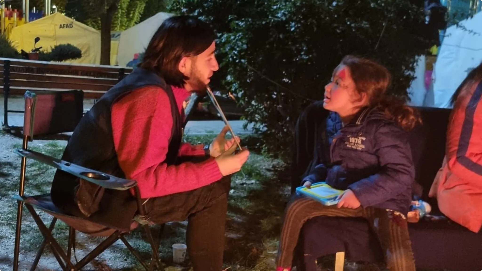 Mert met kindje in gesprek