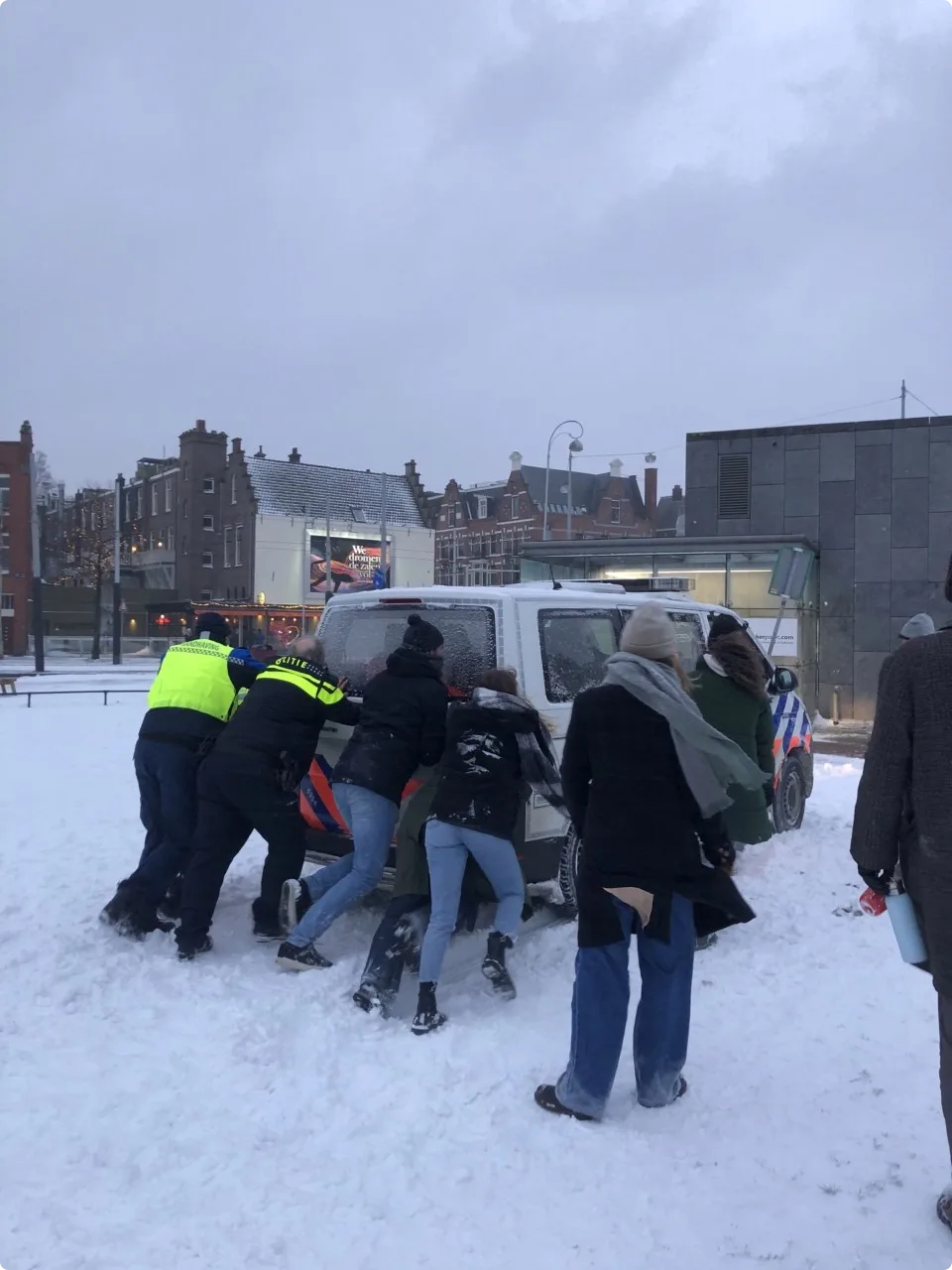 Politiebusje in de sneeuw