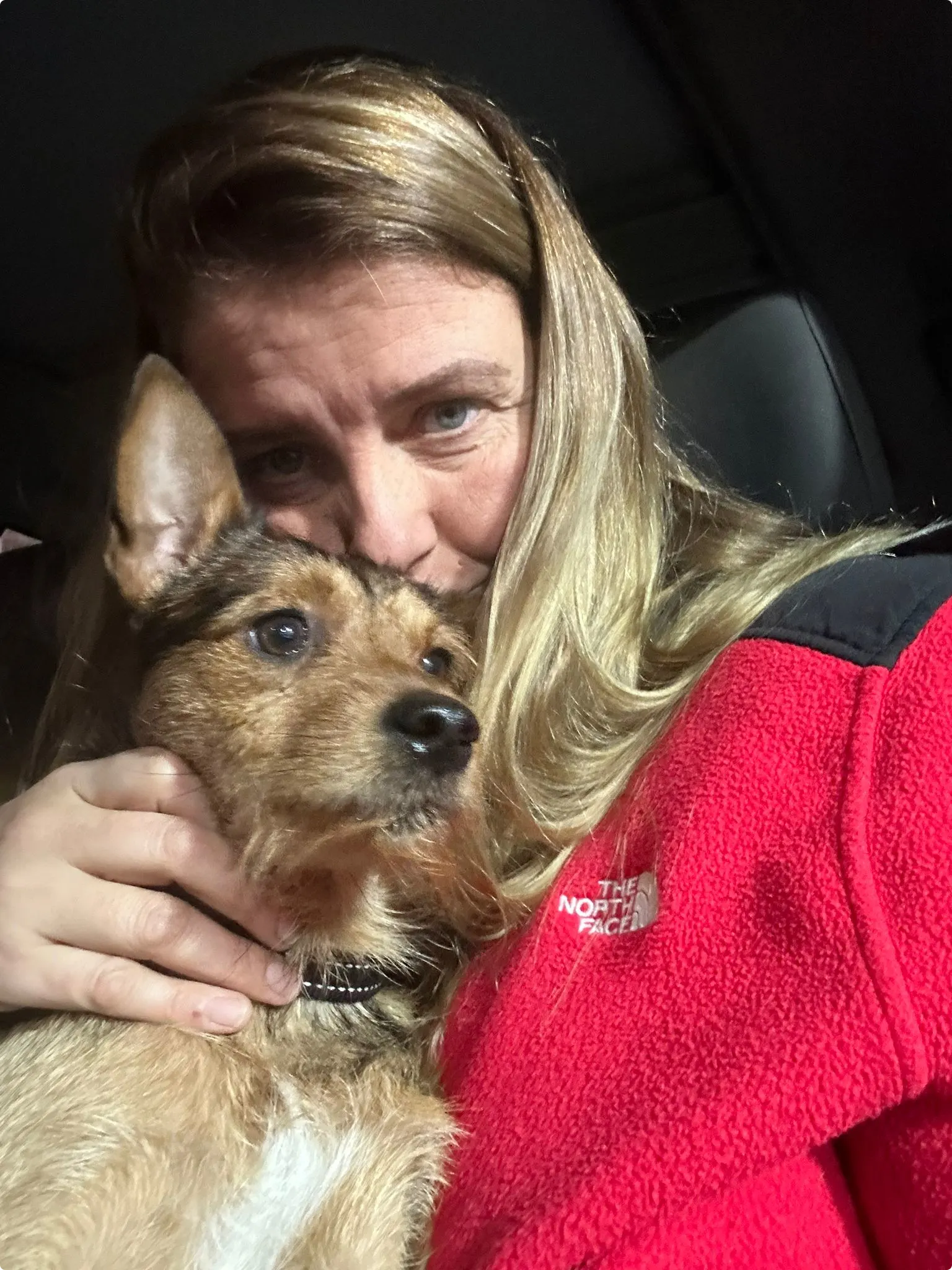 Juno en haar hond Leo. Beeld: eigen beeld