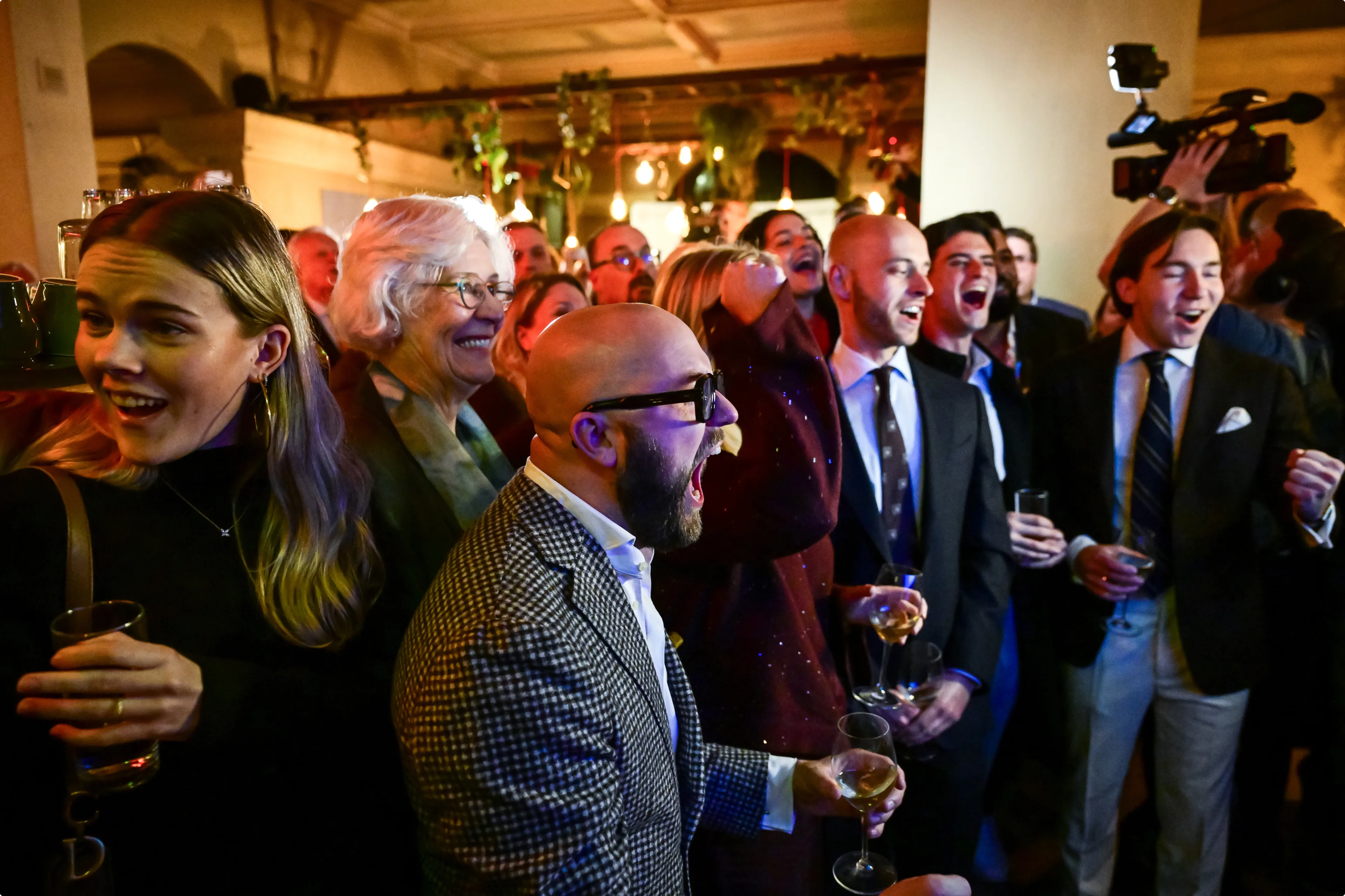Gejuich en naam De Vos gescandeerd bij 3 zetels winst FVD. Beeld: ANP