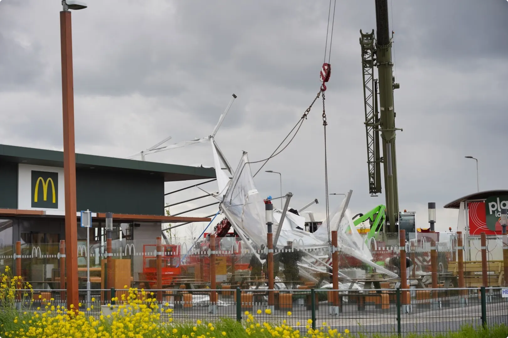 Grote tent bij McDonald's in Oosterhout waait om door harde wind.