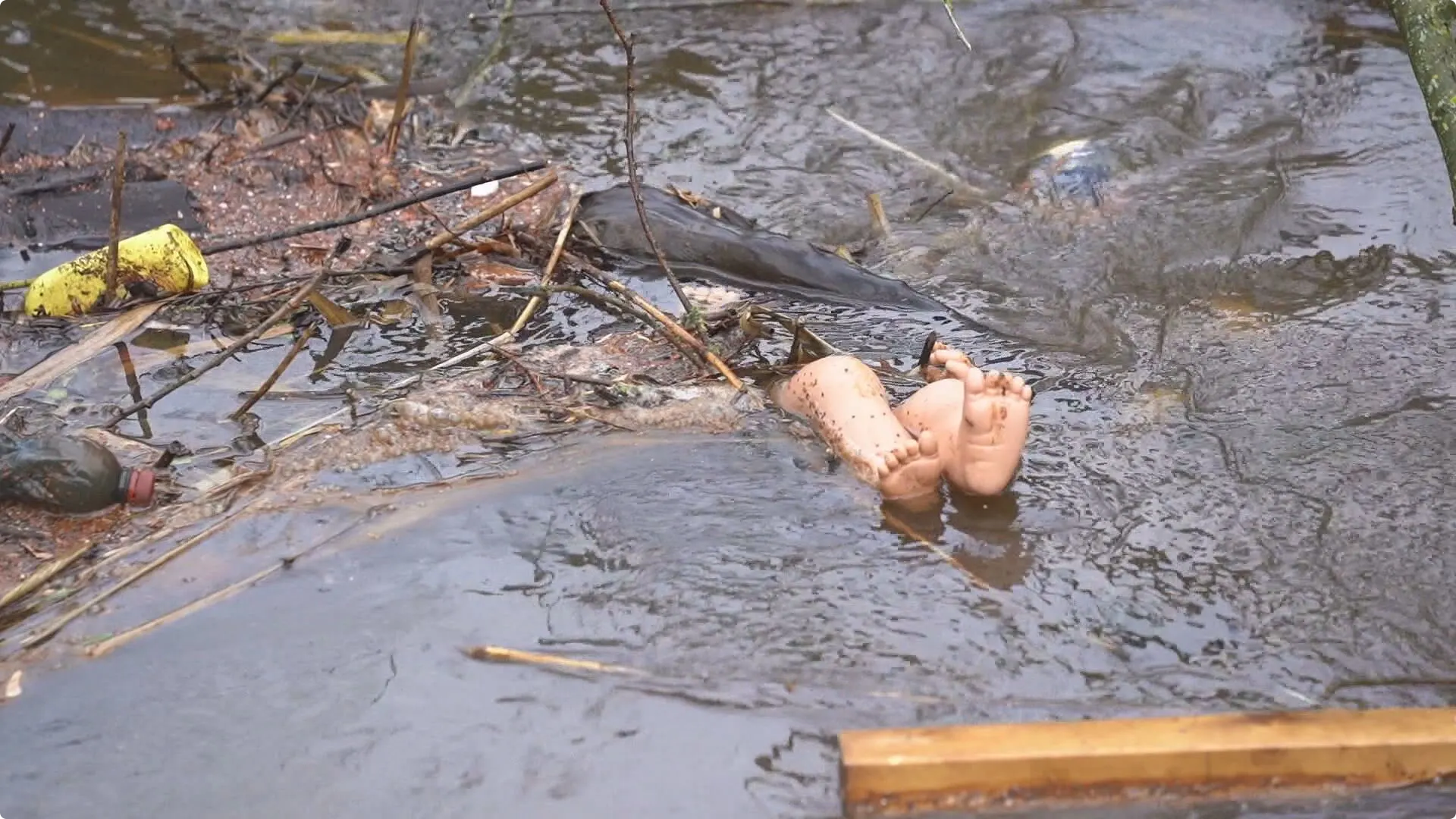 Brandweer rukt uit voor baby te water, maar gelukkig blijkt hulp niet nodig