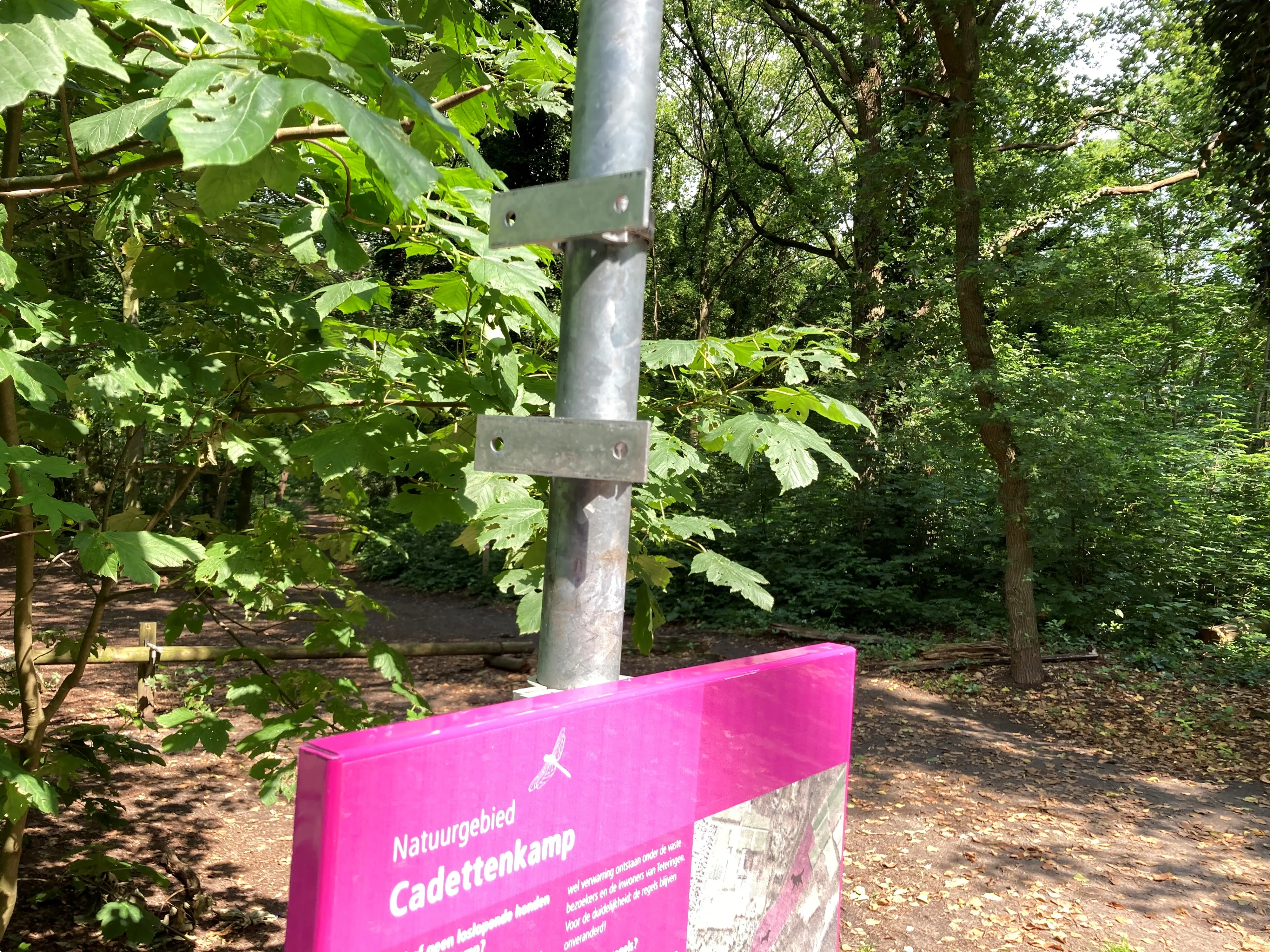 De bevestigingsbouten zitten nog aan de paal waar het bordje was bevestigd. 