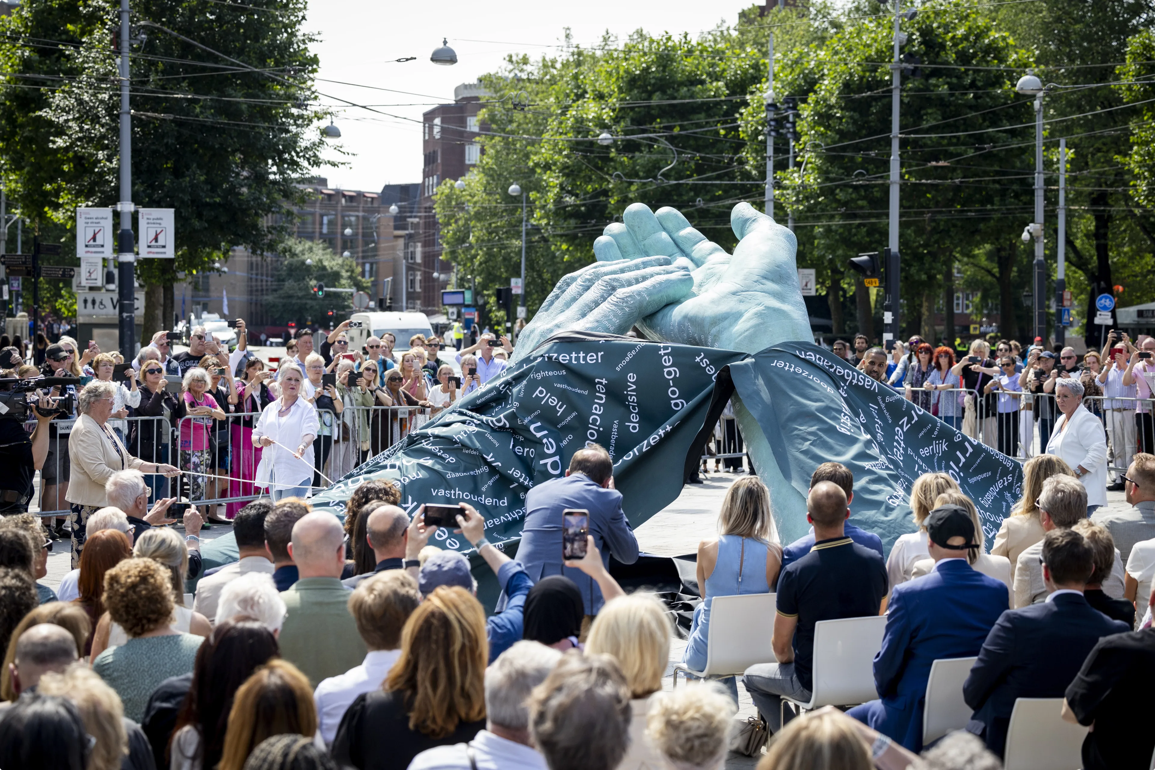 Het monument voor Peter R. de Vries is maandag onthuld op het Leidseplein in Amsterdam. Beeld: ANP ROBIN VAN LONKHUIJSEN