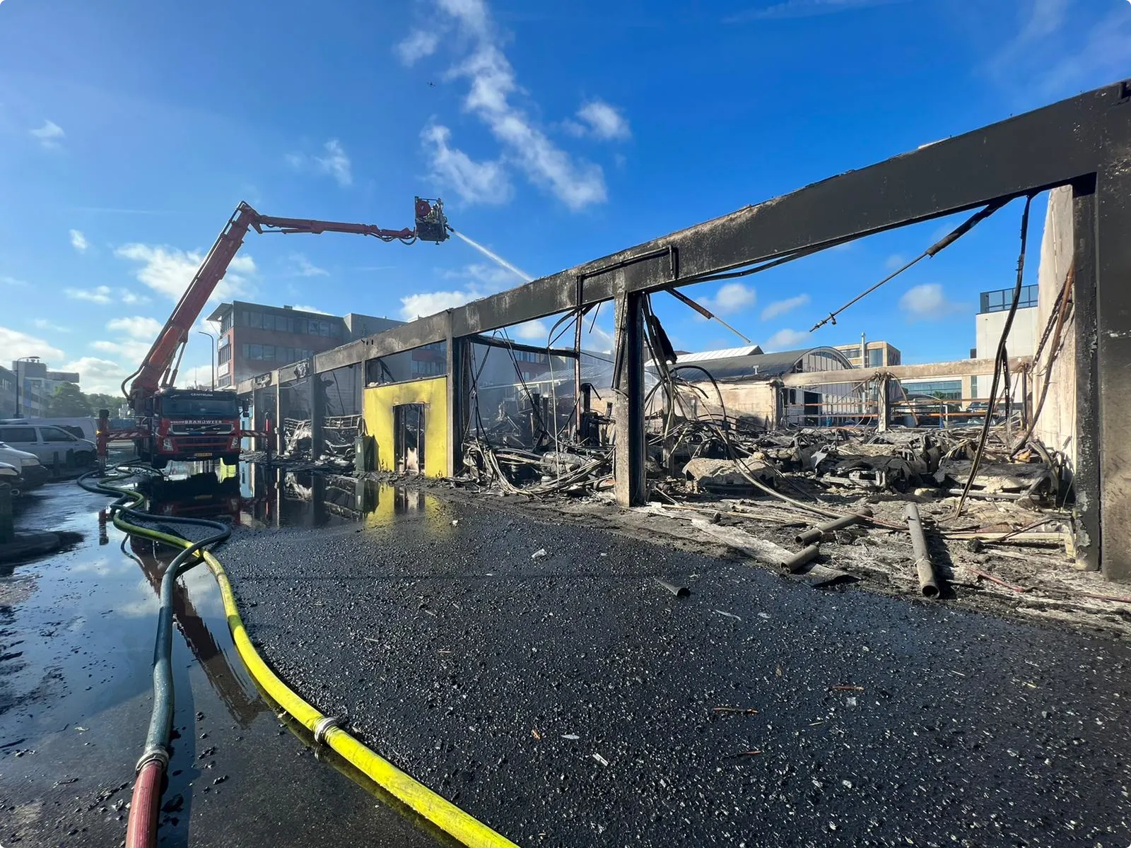 Zeer grote brand in bedrijfspanden Rijswijk, meerdere knallen gehoord