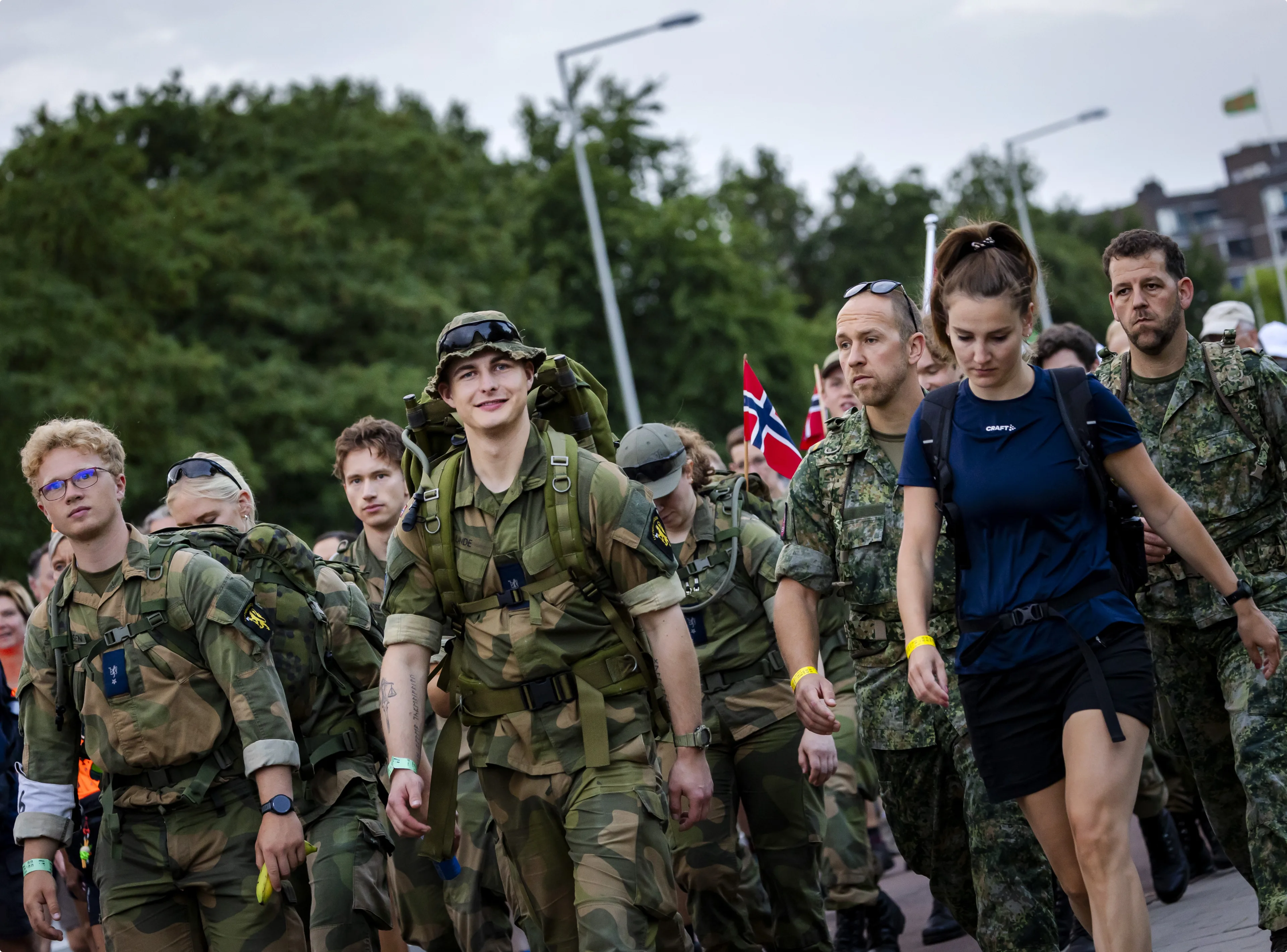 Wandelaars, waaronder deze militairen, zijn onderweg op de eerste wandeldag van de Vierdaagse. De eerste lopers startten om 04.00 uur met de route door de Betuwe, ook wel bekend als de dag van Elst. Beeld: ANP