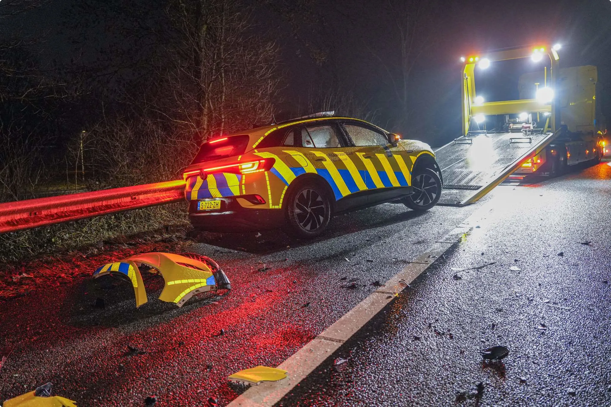 Auto Rijkswaterstaat betrokken bij ongeluk op A7 bij Kolham. Beeld: Persbureau Meter