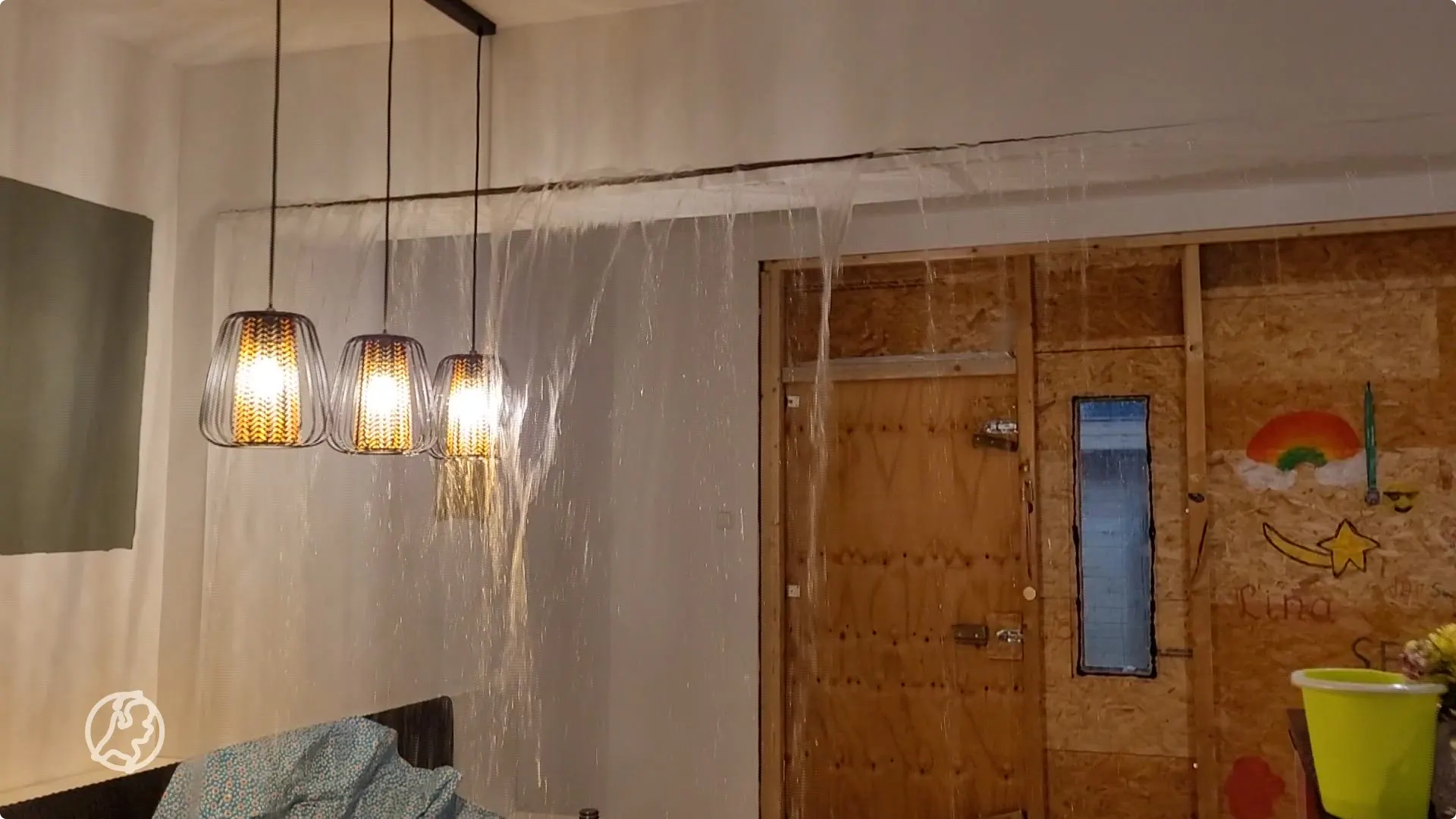 Na een flinke hoosbui stroomt het water van het dak zo de woonkamer en keuken in.