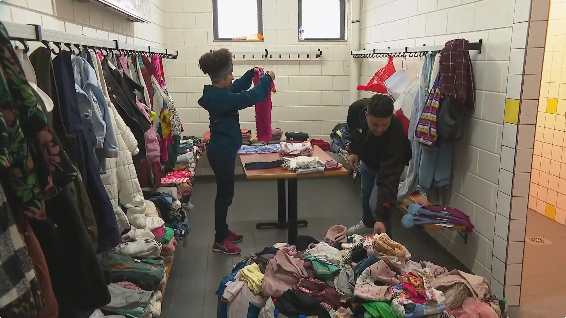 Steeds meer ruimtes bij de voetbalclub puilen uit met ingeleverde spullen