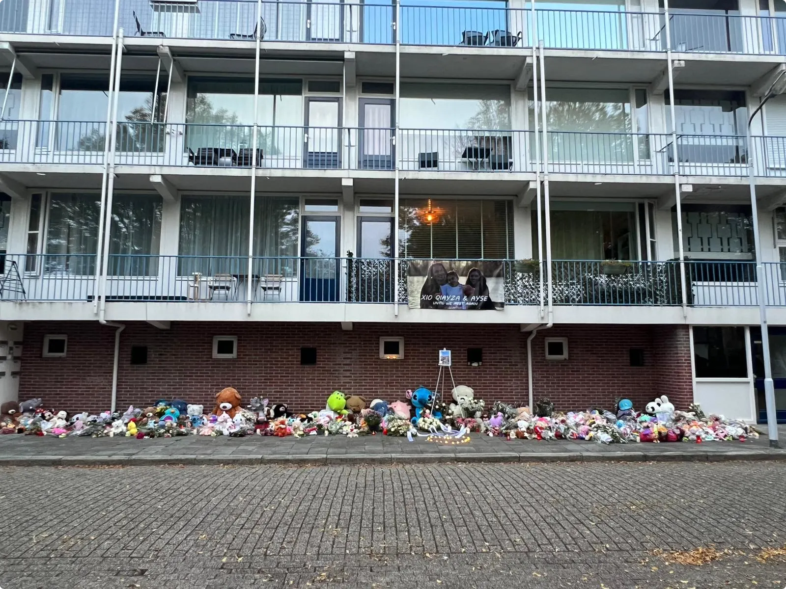 Een zee van knuffels bij de flat in Terneuzen. Beeld: Hart van Nederland.