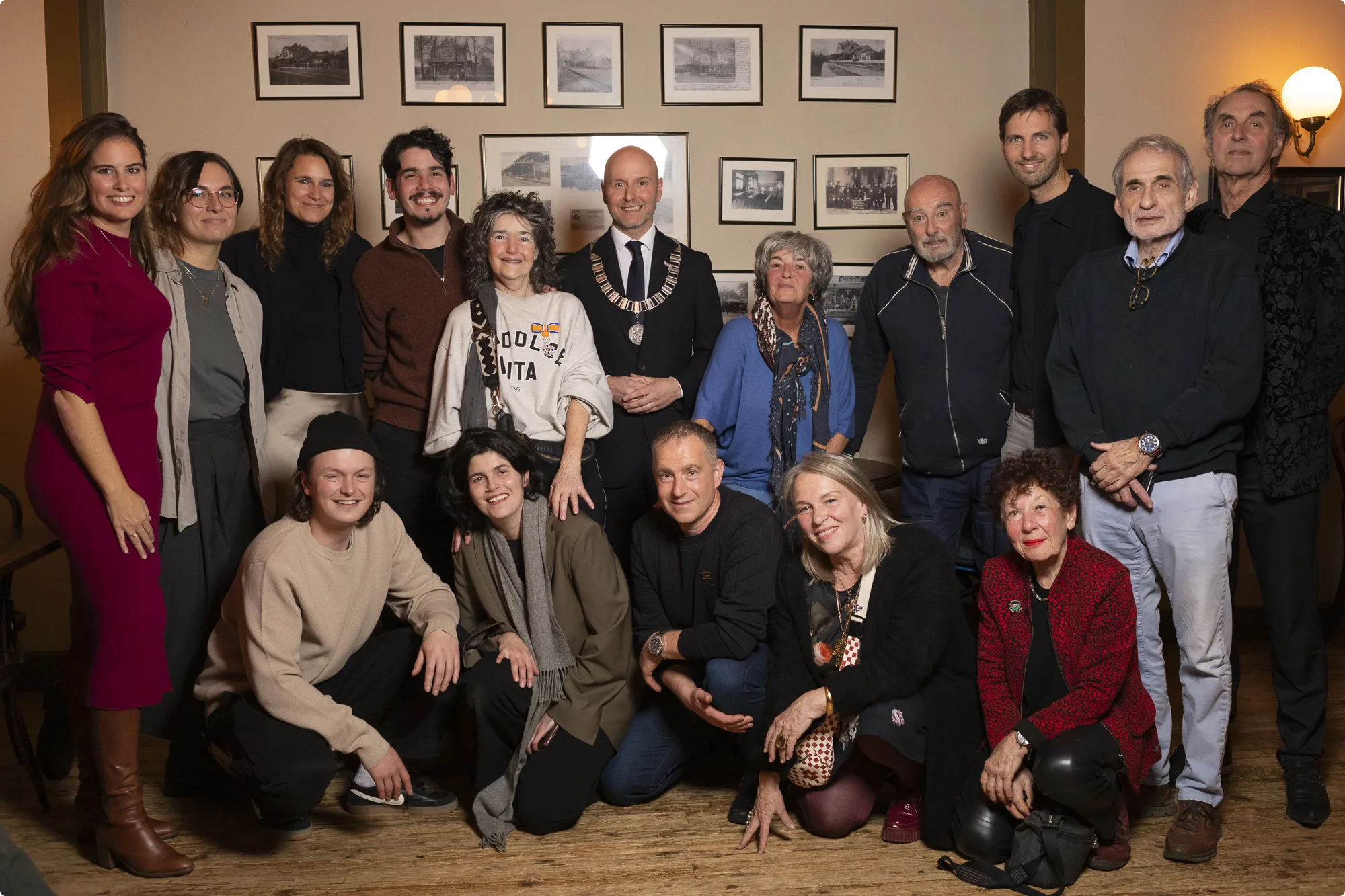 Dieuwertje Blok met haar familie en de burgemeester. Bron: Paulien Kluver. 