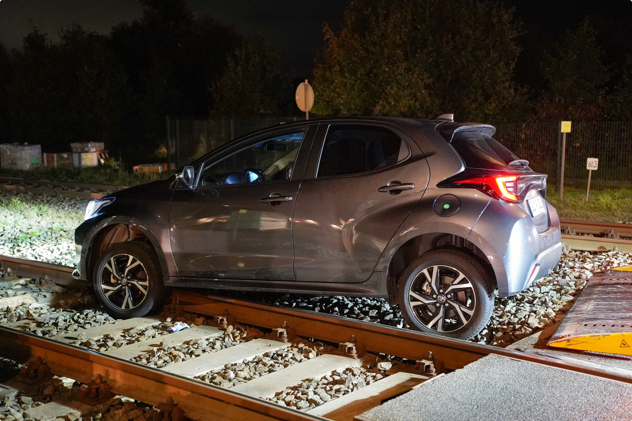 De bewuste auto op het spoor - beeld: persbureau Meter